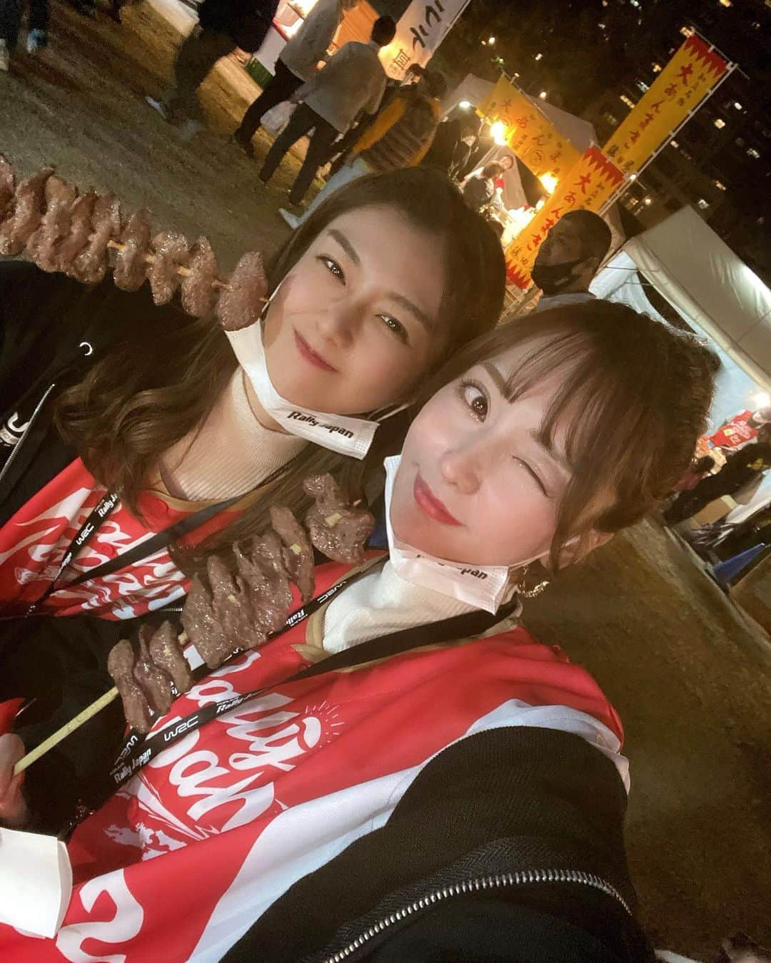 堀尾実咲さんのインスタグラム写真 - (堀尾実咲Instagram)「おはよー✨  昨日はおかざきクルまつりの方にも行ってきたよ👶👶❤️🤍 賑やかで楽しかったー！！  ゆきちゃん、スタッフさんたちと屋台の「うまいもの」たくさん食べました😊  花火も見れたよ🎇 みんなに綺麗さ伝えたくてお写真撮ったのに下手すぎて草w 伝わらなくてごめんよw  本日最終日もよろしくお願いします🏟  #rallyjapan #ラリージャパン #wrc」11月13日 9時34分 - misaki.horio