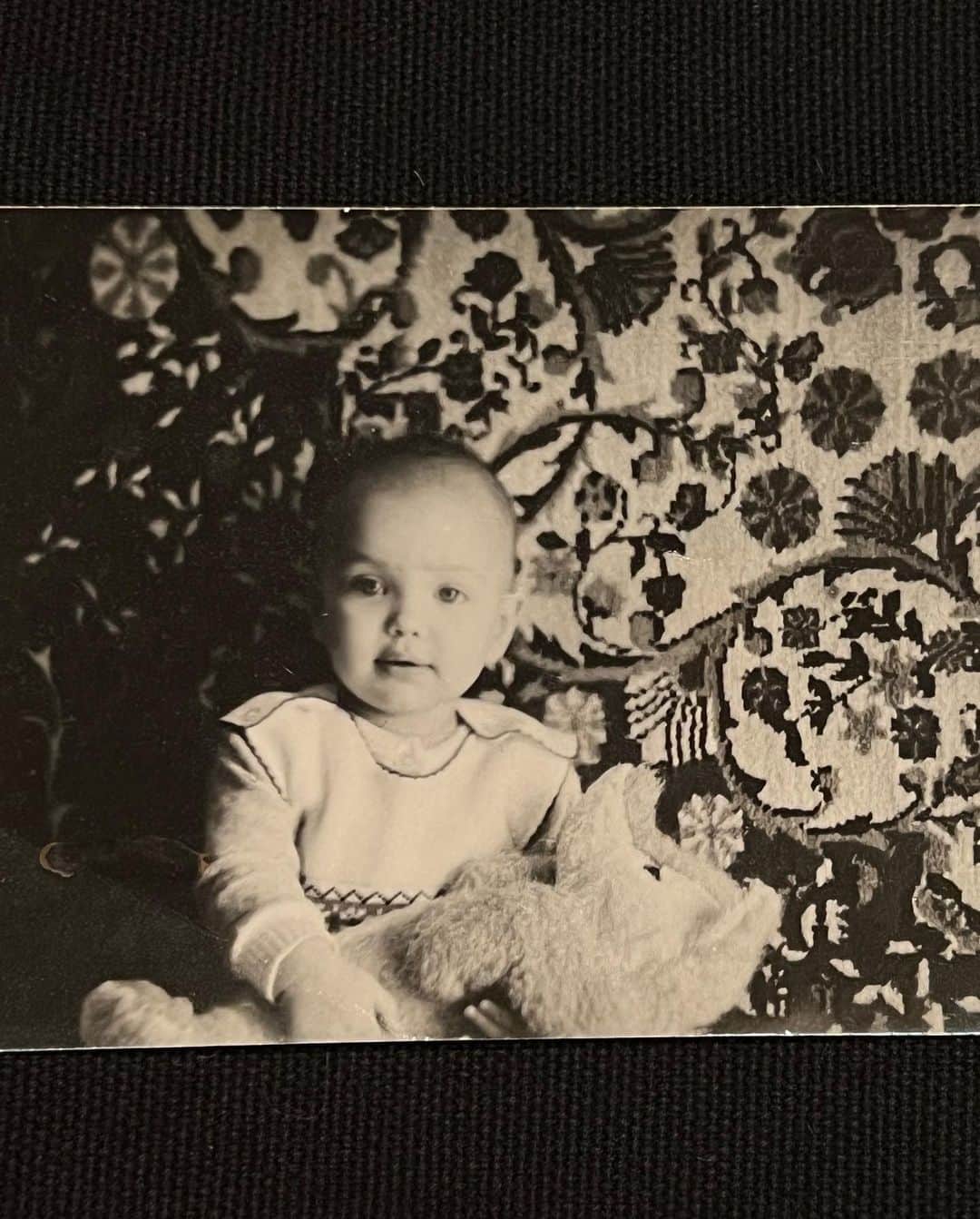 イリーナ・シェイクさんのインスタグラム写真 - (イリーナ・シェイクInstagram)「A childhood without photographs…. Fam🖤」11月13日 9時49分 - irinashayk