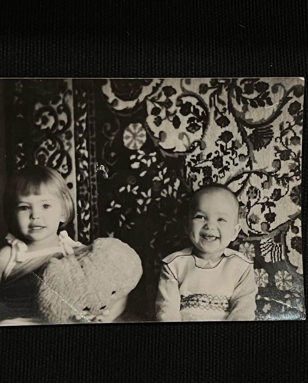 イリーナ・シェイクさんのインスタグラム写真 - (イリーナ・シェイクInstagram)「A childhood without photographs…. Fam🖤」11月13日 9時49分 - irinashayk