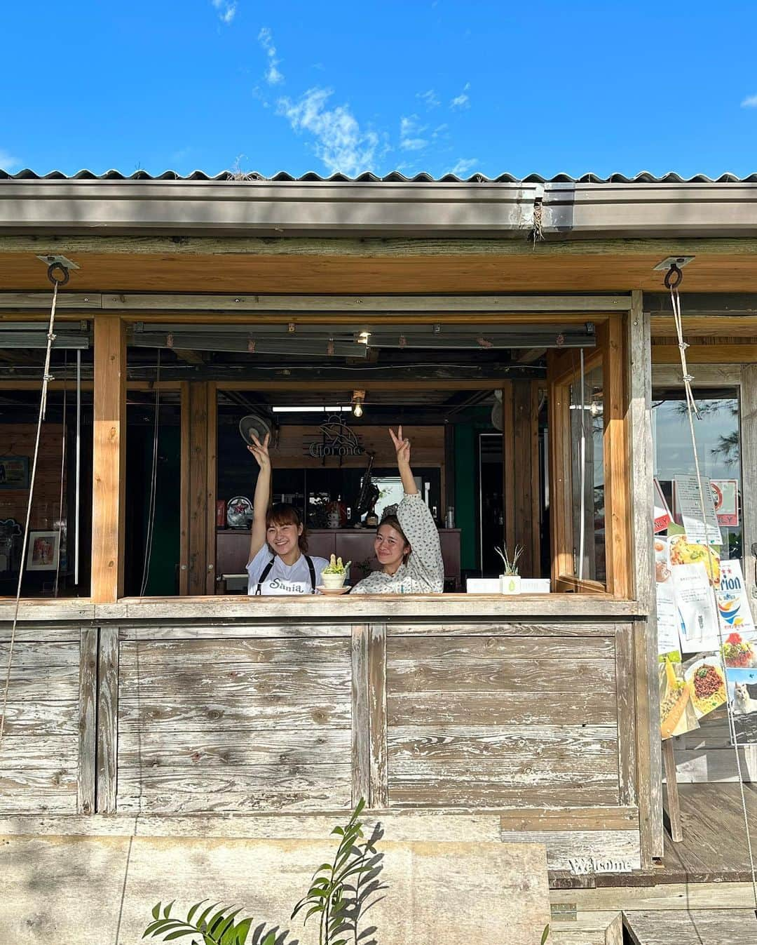 村上佳菜子さんのインスタグラム写真 - (村上佳菜子Instagram)「気持ち〜カフェ発見したよ🍰 景色も最高でニャンも可愛かった🌻 ずーっとここにいられる❤️ . . . #沖縄 #カフェ #気分転換　#幸せ」11月13日 11時26分 - kanako_m_official