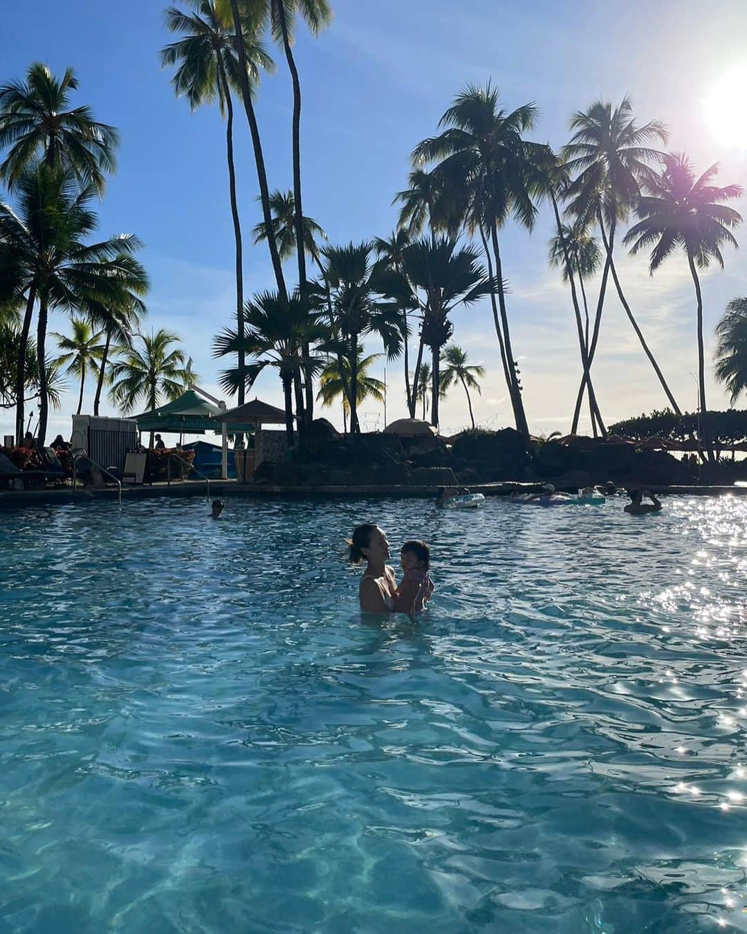 YUKAさんのインスタグラム写真 - (YUKAInstagram)「久しぶりのHawaii🌺  今回ははなちゃん初の海外旅行✈️ フライトがかなり心配だったけどギャン泣きすることもなく、いい子にしてくれてて良かった🥺 行きの飛行機は空いてて席を広く使わせてくれたので横に寝かせられた👏 そしてバナナに助けられた！🍌  しばらくハワイ投稿続きます🙏🌴  #Hawaii #honolulu #honolulubeach #ハワイ #赤ちゃん連れハワイ」11月13日 11時38分 - yukarolly