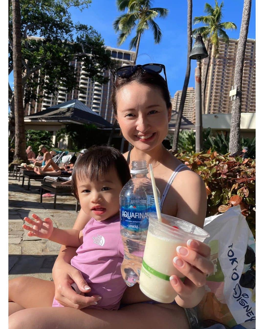 YUKAさんのインスタグラム写真 - (YUKAInstagram)「久しぶりのHawaii🌺  今回ははなちゃん初の海外旅行✈️ フライトがかなり心配だったけどギャン泣きすることもなく、いい子にしてくれてて良かった🥺 行きの飛行機は空いてて席を広く使わせてくれたので横に寝かせられた👏 そしてバナナに助けられた！🍌  しばらくハワイ投稿続きます🙏🌴  #Hawaii #honolulu #honolulubeach #ハワイ #赤ちゃん連れハワイ」11月13日 11時38分 - yukarolly