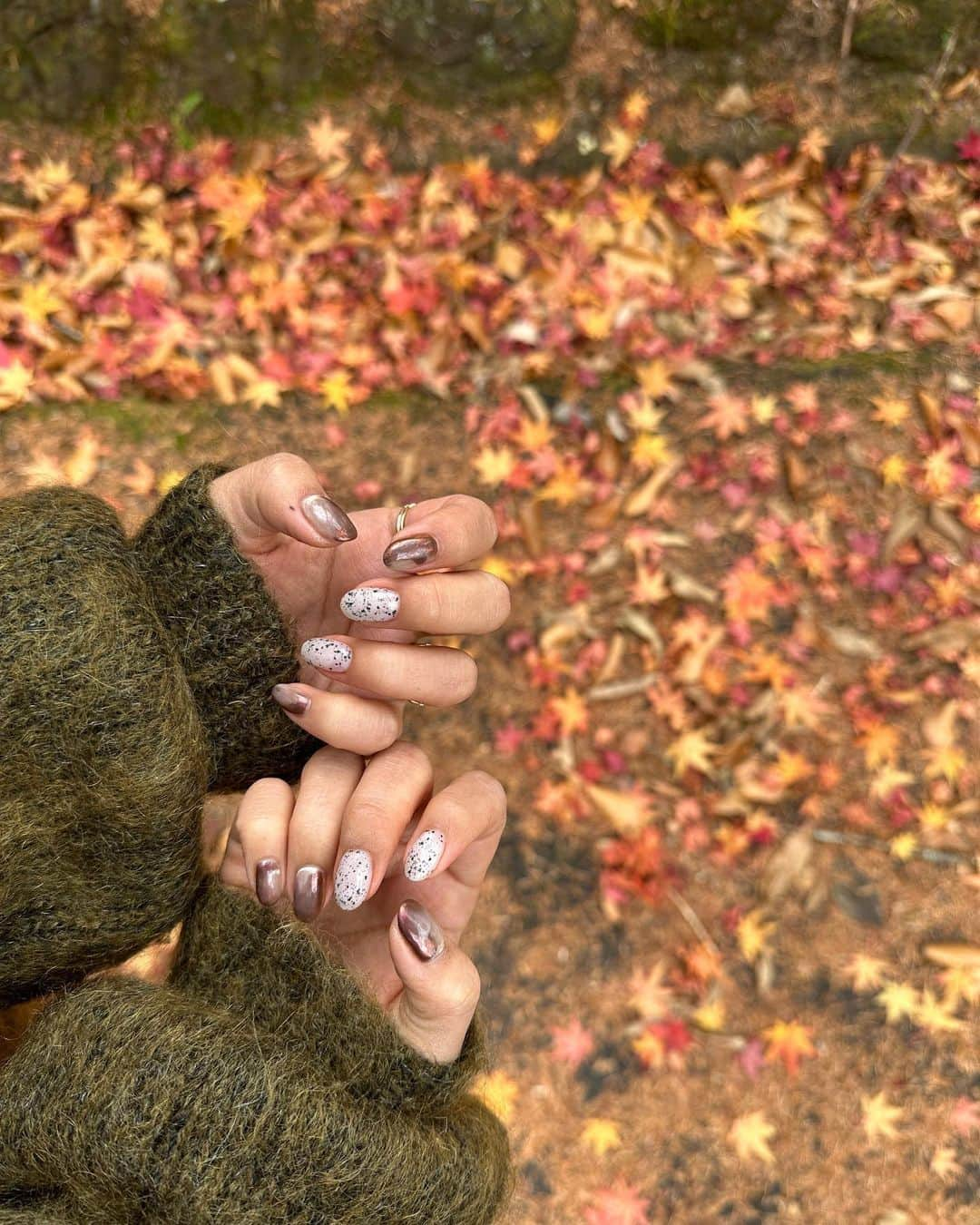 田中優衣さんのインスタグラム写真 - (田中優衣Instagram)「new nail..🍂 と緑なあたちたち🫶🏻🐶  結婚式に使えるじゃん!って 裕太郎くんが拾ってきた木と共に。  ネイルは今回もかなこさんに 丸投げ。お任せ。でした。 可愛いいいいい🥹」11月13日 13時26分 - heisei_8nen