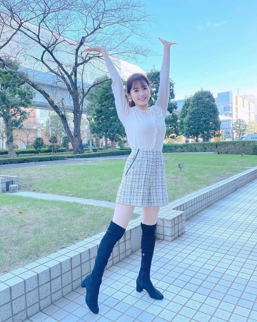 谷尻萌さんのインスタグラム写真 - (谷尻萌Instagram)「こんばんは♪ どんな日曜日をお過ごしでした？♥️ こちら昨日のめざましどようびの衣装やで👗  めざど食堂では雷の呼吸をやったんやけど できてました？⚡️  土曜日はすっきり晴れていたけど、、今は東京も雨降っているなあ☔️  寒暖差に気をつけて過ごしましょ🥰🍀 ほな素敵な日曜日の夜を〜✨  #めざましどようび　#お天気キャスター」11月13日 17時13分 - tanijiri_moe