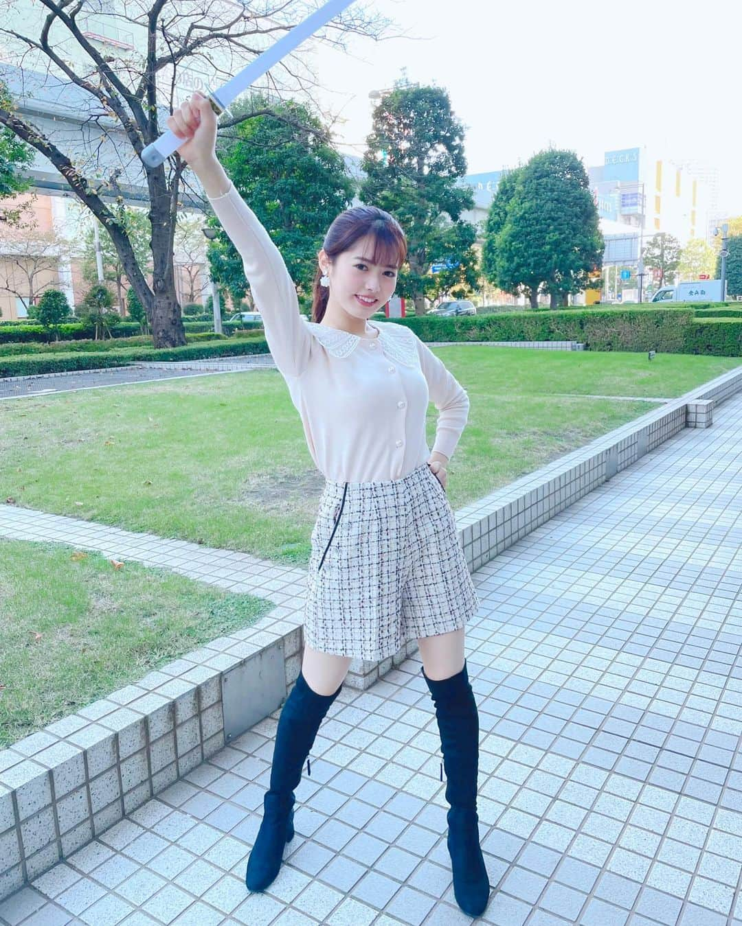 谷尻萌さんのインスタグラム写真 - (谷尻萌Instagram)「こんばんは♪ どんな日曜日をお過ごしでした？♥️ こちら昨日のめざましどようびの衣装やで👗  めざど食堂では雷の呼吸をやったんやけど できてました？⚡️  土曜日はすっきり晴れていたけど、、今は東京も雨降っているなあ☔️  寒暖差に気をつけて過ごしましょ🥰🍀 ほな素敵な日曜日の夜を〜✨  #めざましどようび　#お天気キャスター」11月13日 17時13分 - tanijiri_moe