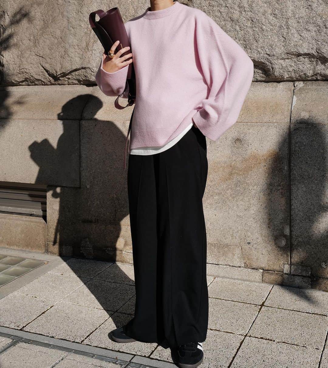 正中雅子さんのインスタグラム写真 - (正中雅子Instagram)「winter cashmere PINK🌸  上質な日本製のカシミヤ100%で仕立てたふわふわとした風合いと 軽くて温かい着心地の良いニット🧶  カシミヤの中でも希少なホワイトカシミヤを使用しました😌  シンプルがいいんだけど、シンプルすぎない様にリブの太さやサイジングに拘った1枚。  そして、こんな優しいピンクが冬に着たい気分でした🌸  めちゃくちゃ軽くてフワフワした見た目も今までにMACHATTで作ったことのない雰囲気で ２、３色欲しい😂  パンツは、安定のサスペンダー付きパンツ♡  11/15 (tue)12:00-  #MACHATT #masaco服」11月13日 17時34分 - masacoshonaka