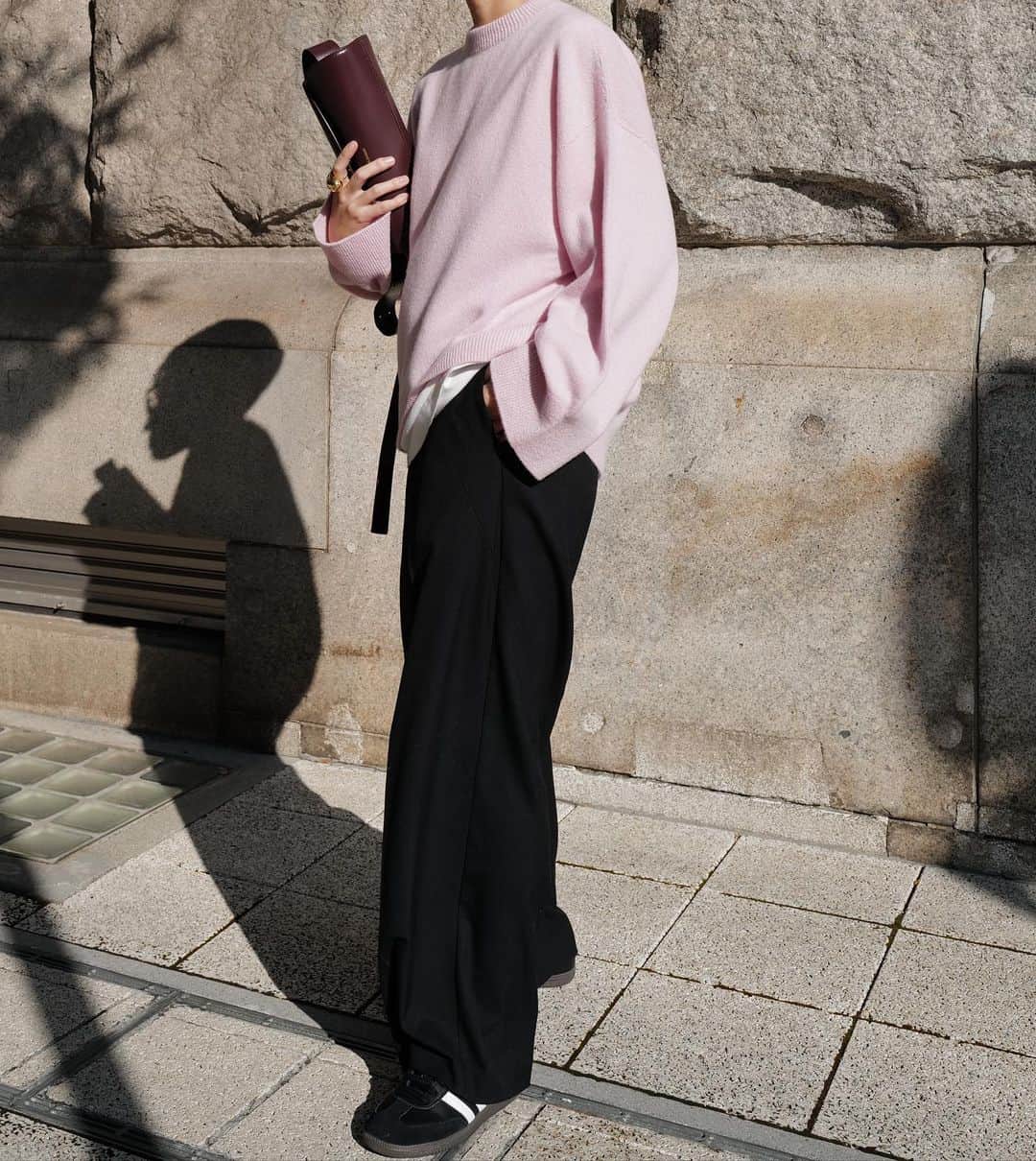 正中雅子さんのインスタグラム写真 - (正中雅子Instagram)「winter cashmere PINK🌸  上質な日本製のカシミヤ100%で仕立てたふわふわとした風合いと 軽くて温かい着心地の良いニット🧶  カシミヤの中でも希少なホワイトカシミヤを使用しました😌  シンプルがいいんだけど、シンプルすぎない様にリブの太さやサイジングに拘った1枚。  そして、こんな優しいピンクが冬に着たい気分でした🌸  めちゃくちゃ軽くてフワフワした見た目も今までにMACHATTで作ったことのない雰囲気で ２、３色欲しい😂  パンツは、安定のサスペンダー付きパンツ♡  11/15 (tue)12:00-  #MACHATT #masaco服」11月13日 17時34分 - masacoshonaka