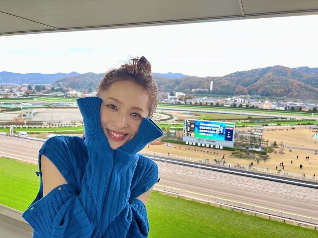 神部美咲さんのインスタグラム写真 - (神部美咲Instagram)「福島競馬場🐴トークショー ありがとうございました❣️  初の福島競馬場たっぷり堪能させて頂き いっぱい馬券買っていっぱい外しました😋😋  そして、エリザベス女王杯✨ デアリングタクト🐴  外枠が有利だったなか、 最後までほんとに よく頑張ってくれたと思います！ ほんとにほんとにありがとう😌  また来週の馬好王国で❣️  #福島競馬場 #福島記念 #エリザベス女王杯  #デアリングタクト」11月13日 18時47分 - jimbu_misaki
