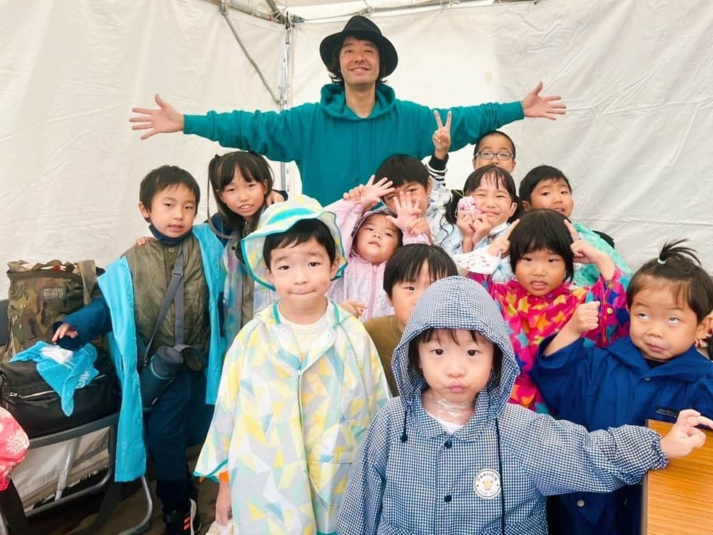 和田唱さんのインスタグラム写真 - (和田唱Instagram)「ロックスフォーチル、今年もありがとー🙌先日の共演に引き続きヤイコちゃんとも再会♪ そして今日は香さんと共演したよー！😉曲はもちろん「ミラーボール🪩」！ぶっつけだったけど楽しかったー！香さんのステージを包むオーラは本当心地いいよね。毎回すごいなぁと思う。それにしても大好きな二人に挟まれてニコニコな俺でしたー😄✌️ #和田唱　#岸谷香　#矢井田瞳　#rocksforchile」11月13日 19時23分 - sho_wada_triceratops