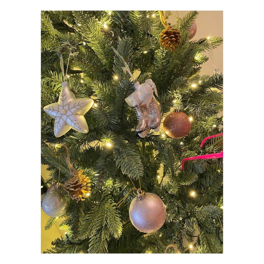 秋元玲奈さんのインスタグラム写真 - (秋元玲奈Instagram)「我が家のあわてんぼうのサンタクロース🤶は毎年自分の誕生日が終わるとクリスマスツリーを飾ろうと言い始めます🌲  今年はシャンパンピンクを基調とした飾り🥂✨ ってあれ？こんなショッキングピンクの飾りあったけ？  まいっか😎👍  #london #londonlife #chrismastree  #christmasdecor」11月13日 23時55分 - rena_akimoto