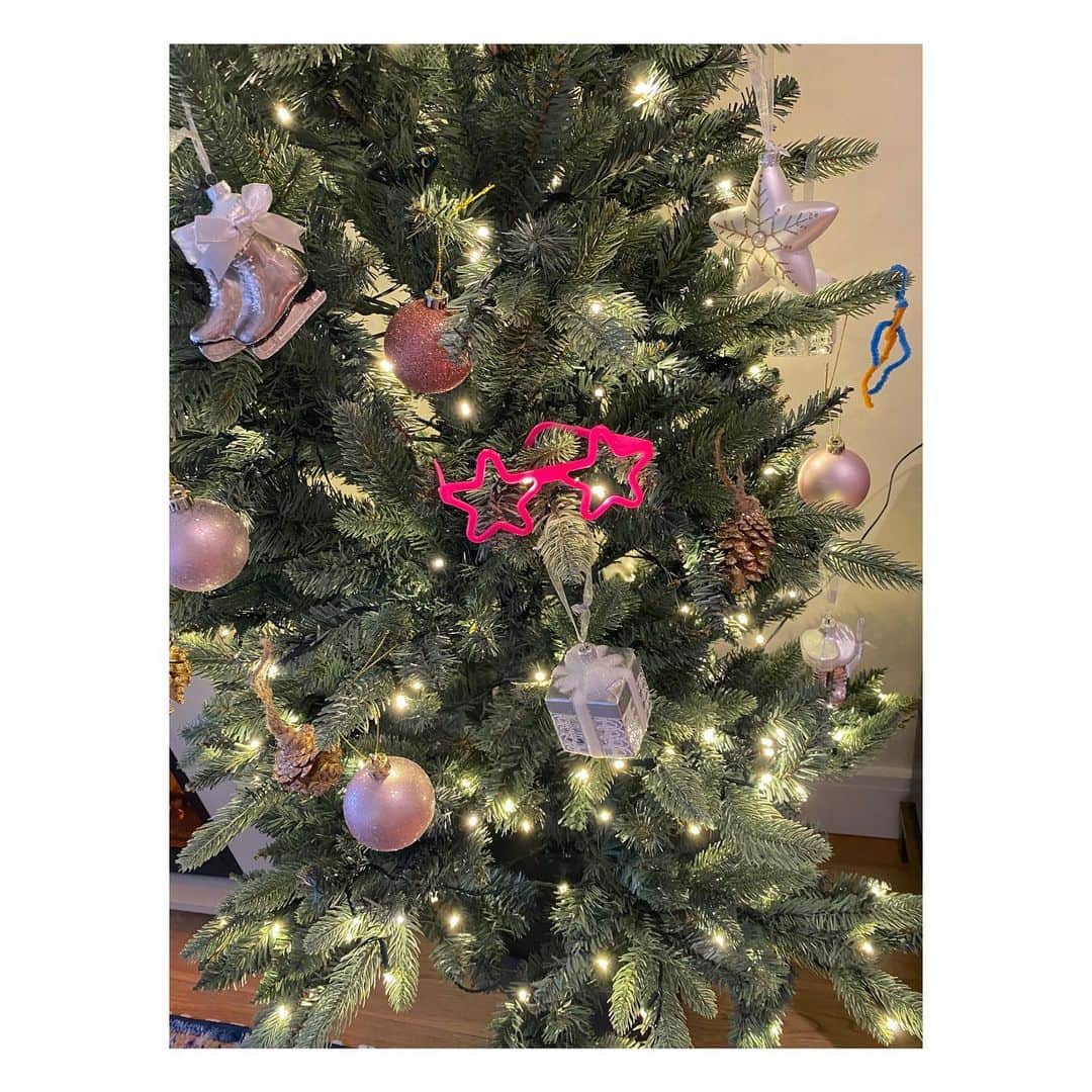 秋元玲奈さんのインスタグラム写真 - (秋元玲奈Instagram)「我が家のあわてんぼうのサンタクロース🤶は毎年自分の誕生日が終わるとクリスマスツリーを飾ろうと言い始めます🌲  今年はシャンパンピンクを基調とした飾り🥂✨ ってあれ？こんなショッキングピンクの飾りあったけ？  まいっか😎👍  #london #londonlife #chrismastree  #christmasdecor」11月13日 23時55分 - rena_akimoto