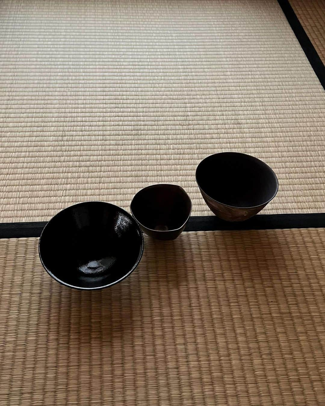 NATALIE LIAOさんのインスタグラム写真 - (NATALIE LIAOInstagram)「Thinking back to this tea ceremony lesson I had with Meguro Sensei @hoshimado121111 this past summer in Japan. I have always loved traditional rituals and learning about them. I think that with living in such a modern, digital age, it is easy to forget the foundation of values that created our worlds. As I deepen my spiritual practice and connect more with my inner feminine, I desire more and more to step into a rhythm of deep intention. And if that means I must slow down in order to define my direction, then so it shall be. Because I have found that what gives me most pleasure is the quality and the depth of my experiences.」11月14日 7時24分 - fongminliao