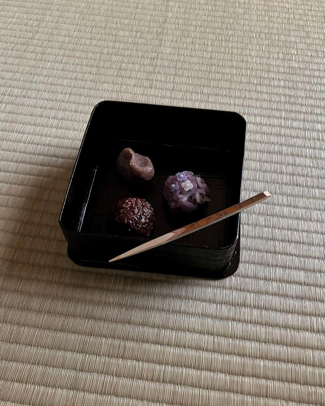 NATALIE LIAOさんのインスタグラム写真 - (NATALIE LIAOInstagram)「Thinking back to this tea ceremony lesson I had with Meguro Sensei @hoshimado121111 this past summer in Japan. I have always loved traditional rituals and learning about them. I think that with living in such a modern, digital age, it is easy to forget the foundation of values that created our worlds. As I deepen my spiritual practice and connect more with my inner feminine, I desire more and more to step into a rhythm of deep intention. And if that means I must slow down in order to define my direction, then so it shall be. Because I have found that what gives me most pleasure is the quality and the depth of my experiences.」11月14日 7時24分 - fongminliao