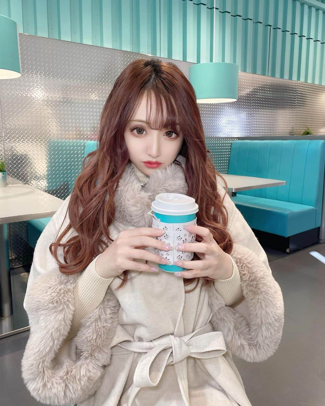 桜井莉菜さんのインスタグラム写真 - (桜井莉菜Instagram)「撮影の合間にちょっと休憩☕️ いつ来てもこのブルーの空間が可愛すぎて癒される☺️ 【 @tiffanyandco 】 そしてこの時期、ポンチョが1番使えるよねっ❤️ 前にストーリーでチラッと載せただけで凄く反響が大きかったこのファーポンチョ🥰💕 【 @riina_couture 】から、 間も無く発売します❣️❣️❣️ もう少しお待ち下さい💕  #渋谷#原宿#カフェ#ティファニー#tiffany#キャットストリート#ポンチョ#アウター#riinacouture#リーナ」11月14日 9時57分 - rina__sakurai