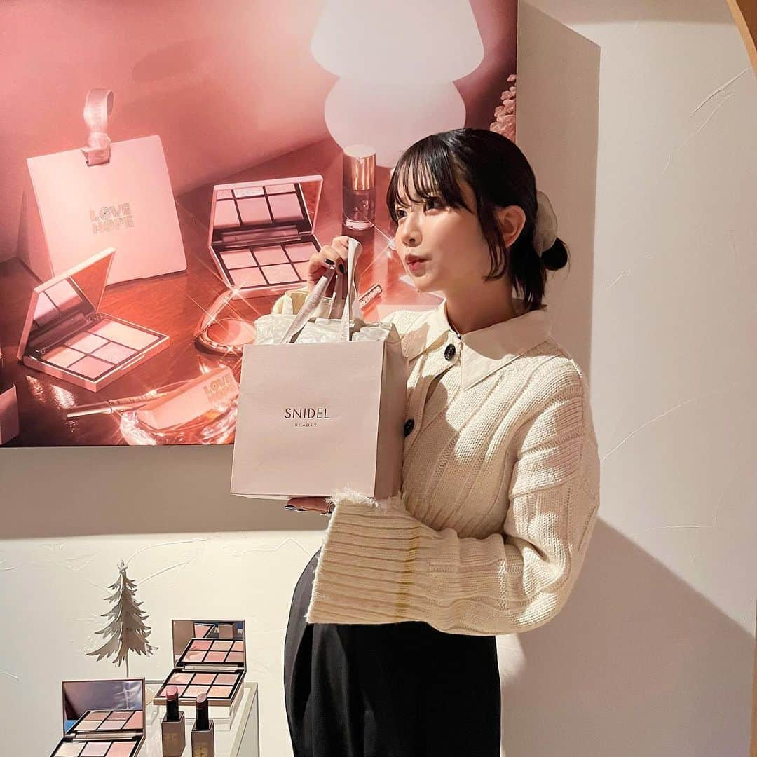 高梨優佳さんのインスタグラム写真 - (高梨優佳Instagram)「SNIDEL BEAUTY  2022  Holiday Secret Party に 行ってきました ( ◜︎࿀◝︎ )♡  普段からSNIDEL BEAUTYさんの コスメを愛用してるので幸せすぎる空間 🤦‍♀️🤦‍♀️🤍   ピンクで飾られたお部屋が 可愛すぎてたくさん写真撮ったよ🌷 早く新作コスメでメイクしたい🫣  可愛すぎるのでみんな早めにチェックしてね🫢🤍！   #snidelbeauty」11月14日 16時02分 - yukaaa0721xx