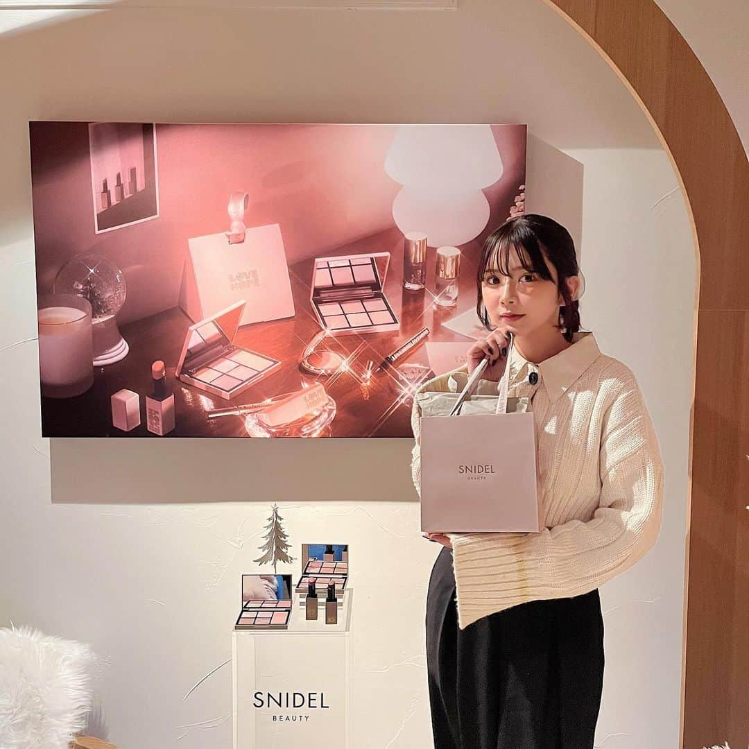 高梨優佳さんのインスタグラム写真 - (高梨優佳Instagram)「SNIDEL BEAUTY  2022  Holiday Secret Party に 行ってきました ( ◜︎࿀◝︎ )♡  普段からSNIDEL BEAUTYさんの コスメを愛用してるので幸せすぎる空間 🤦‍♀️🤦‍♀️🤍   ピンクで飾られたお部屋が 可愛すぎてたくさん写真撮ったよ🌷 早く新作コスメでメイクしたい🫣  可愛すぎるのでみんな早めにチェックしてね🫢🤍！   #snidelbeauty」11月14日 16時02分 - yukaaa0721xx