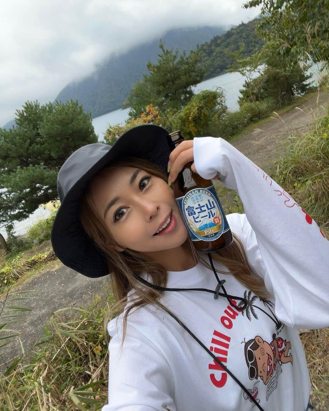 木村理恵さんのインスタグラム写真 - (木村理恵Instagram)「🏕💕  キャンプ本当に行ってるの！？ と言う質問がU-BASE湘南で多かったので投稿します🗻✨  以前キャンパーの方々と一度は行ってみたかった浩庵キャンプ場⛺️に連れて行ってもらいました❣️  千円札の裏の景色を見に行ったんだけど、あいにく天気が😭泣  帰る時は晴れたんだけど富士山🗻に雲☁️がかかってしまって🥲 見えそう〜って時に帰る時間になってしまって🥲いつかリベンジしたいな🥹🫰 浩庵キャンプ場はゆるキャン△の聖地？らしく(見た事なくてすみません)平日でもかなり人が居ました🤔 それでも人が居ない方らしく、予約より早めの時間に入れてもらいました✨ スタッフの方々はかなり厳しい感じでちょっと怖かったですw 湖がすっごい透き通っててかなり綺麗だった🥹✨ カヌー🛶もやってる人沢山いたよ🫰  富士山が好きだし、パワーがもらえるので富士山の近くでキャンプ沢山したいな〜🔥  ちなみに今はnorDISKのテント狙ってます😏w  またキャンプ投稿します〜⛺️✨  #富士山 #キャンプ#浩庵キャンプ場  #camping#camp #fuji#fujisan #富士山キャンプ #富士山ビール #キャンプ場#キャンプ女子 #ゆるキャン」11月14日 17時22分 - rierienari1229