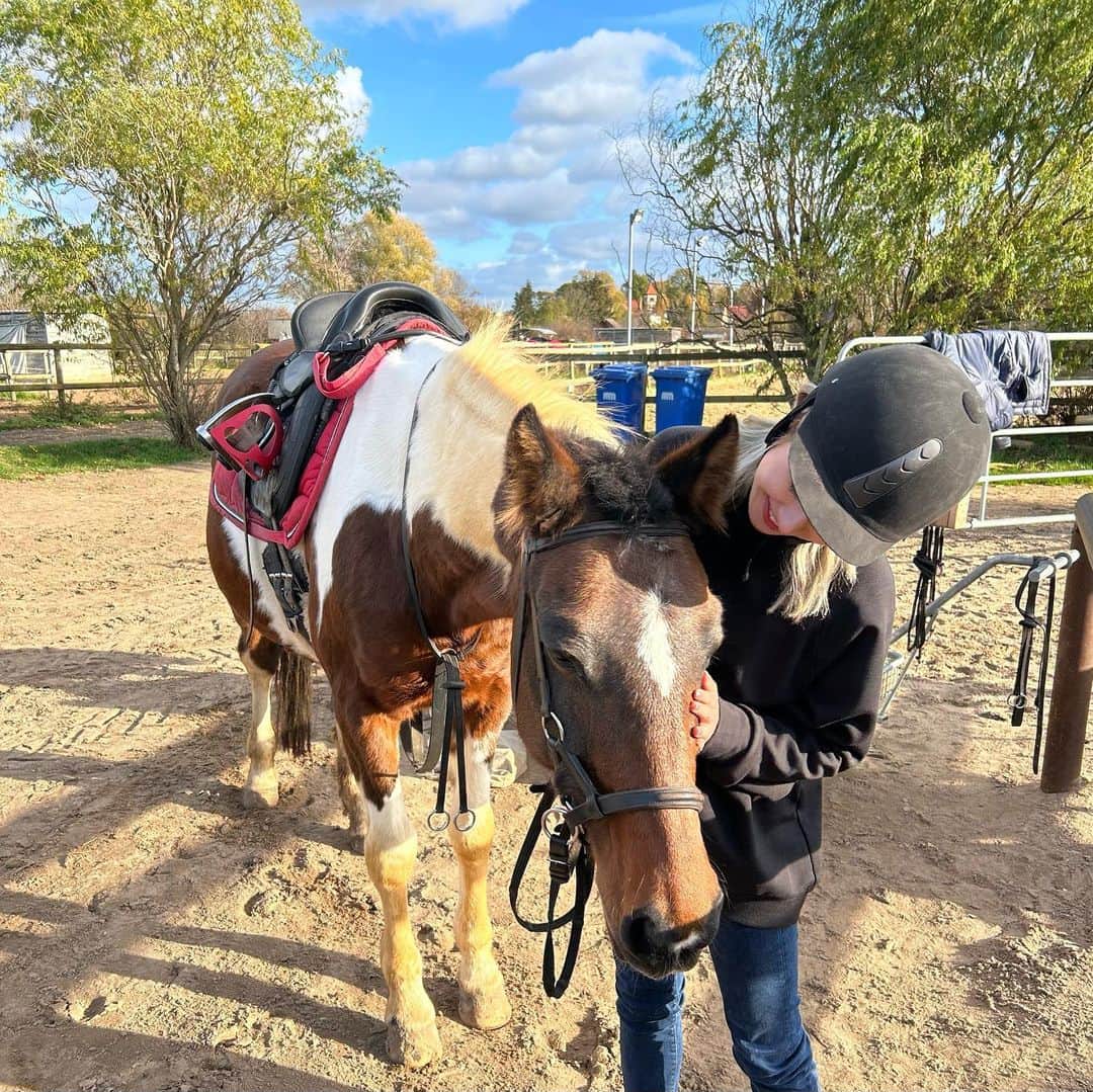 伊東楓さんのインスタグラム写真 - (伊東楓Instagram)「乗馬を再開しました❤️🐎 しれっと、上のライセンス取得を目指し、一生懸命通っていた乗馬。（馬を将軍のように乗り回すのが幼い頃からの夢） ドイツに移住してからご無沙汰だったけど、先日とうとう ここドイツで始めました🇩🇪色んな意味で、日本とはやっぱり全然違う。馬をのびのびと育てる環境は、ドイツの方が圧倒的に進んでいるなと感じました。とにかく広大な土地。とにかく、何でもやらせてみるスタイルの指導法。 ちなみにパーソナルレッスンで90分間ガッツリ乗ったけど、"push!push!"しかトレーナーさんには言われなくて（笑）、ゴリゴリ走ってへとへとでした。が、乗りやすい子だったし、とにかく猛烈に楽しすぎて、私の何かが弾けました🥳🥳🥳🥳🥳はっぴー！  #ridingahorse #horse #germany #PferdeReiten #修行中#馬が好きすぎて他に何もいらない#恋人は馬」11月14日 17時23分 - kaede_ito004