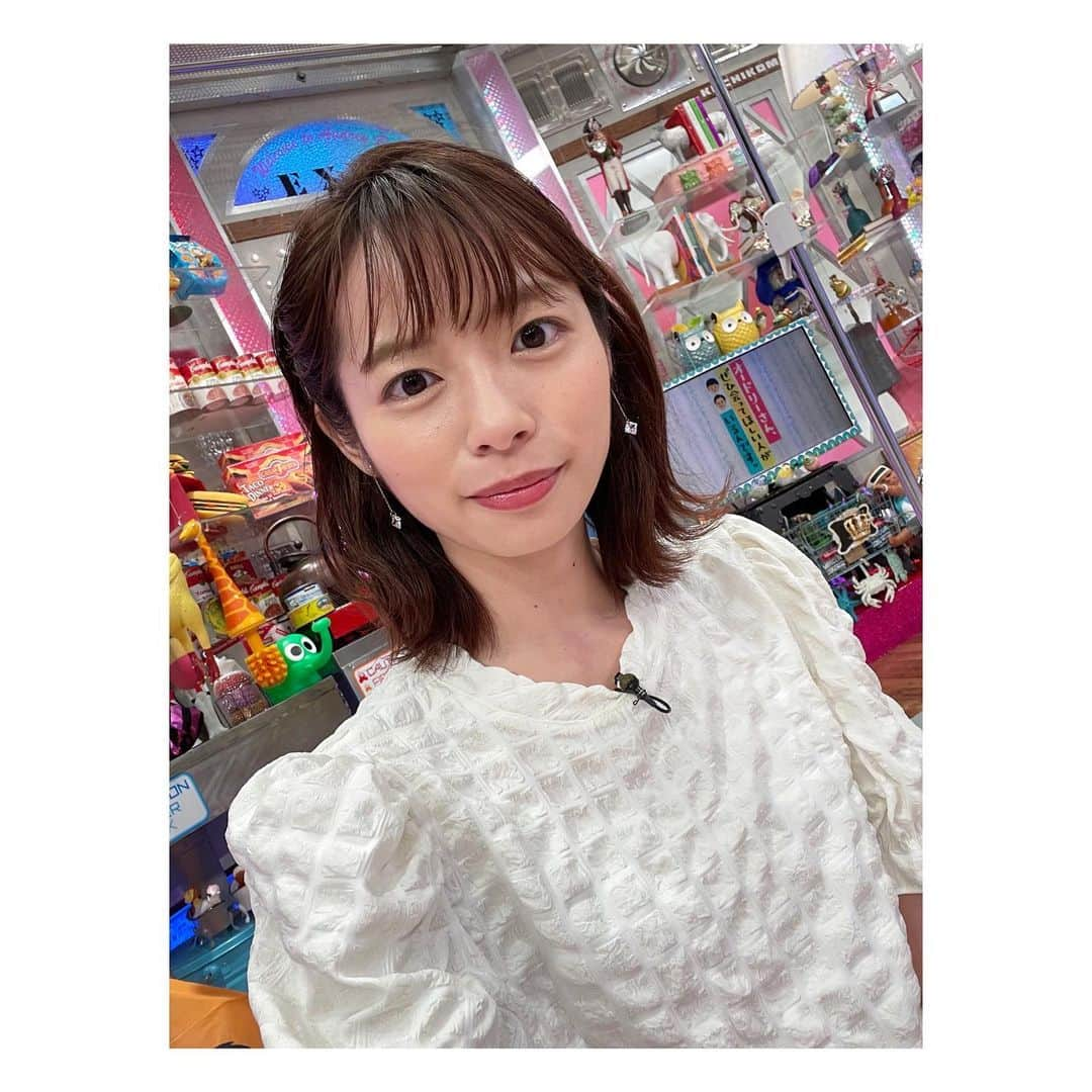 阿部芳美さんのインスタグラム写真 - (阿部芳美Instagram)「今夜はオドぜひです〜🙋‍♀️✨ 笑顔を崩せずに喋れるぜひらーさんが登場です😐  「私もできる…！」と お風呂で1人でずっと練習しました（笑）  そして、最近スタジオセットに仲間入りしたクマさん🧸 ピンクのベストの表には「オド」 裏には「ぜひ」と書かれています🤭 見つけた方はラッキーです🤞😂  #オドぜひ  #スタジオセット」11月14日 17時48分 - yoshimi_abe0410