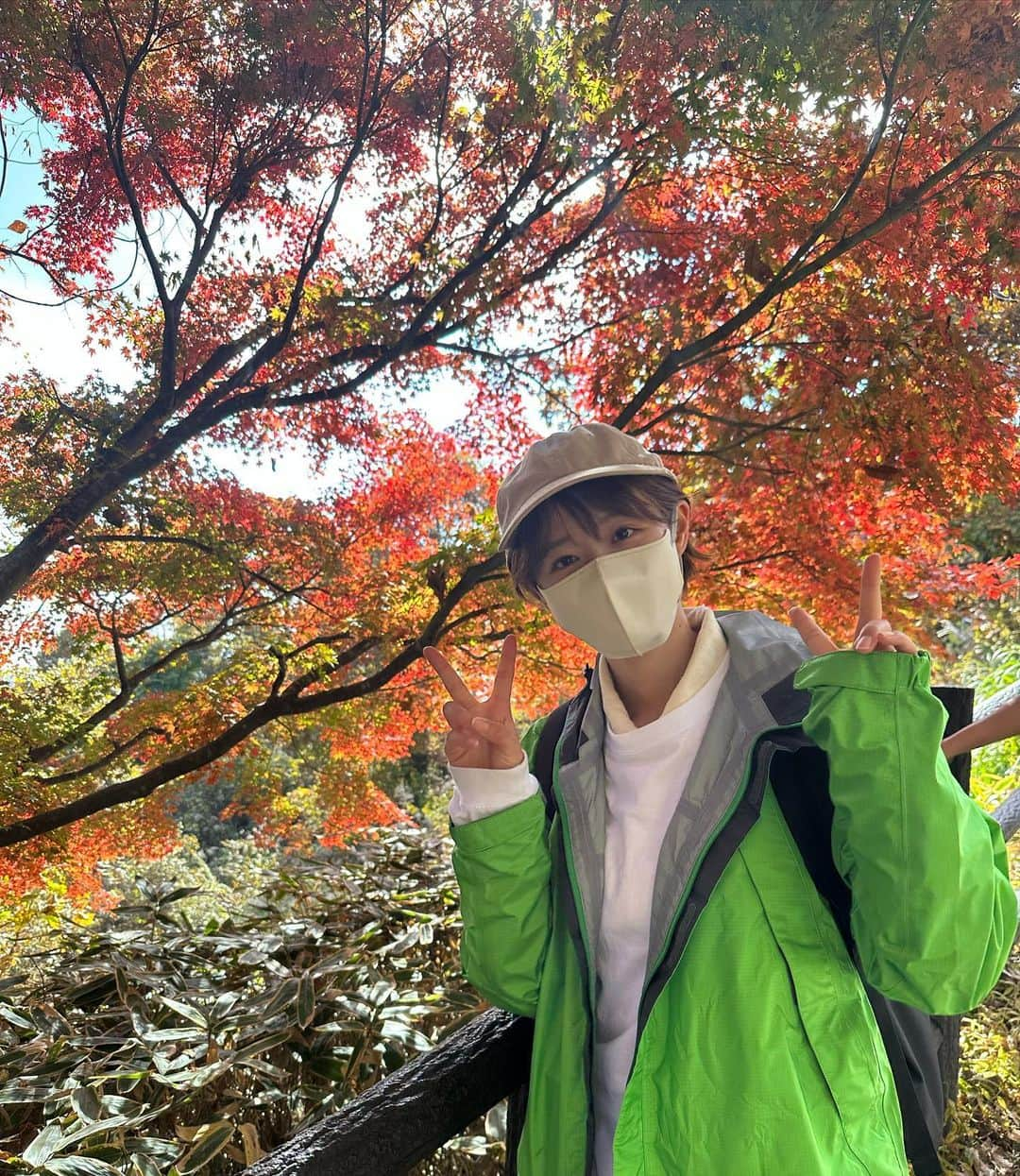 佐藤ちひろさんのインスタグラム写真 - (佐藤ちひろInstagram)「先日、高尾山に行ってきました✌️ 紅葉が綺麗でした🍁  山頂で食べるアイスは別格！ いつか登山用ガスバーナーを買って山ごはんを食べたいです😊  #高尾山　#紅葉　#秋　#山登り #アイス　#山ごはん」11月14日 19時06分 - chihiro.sato_ex