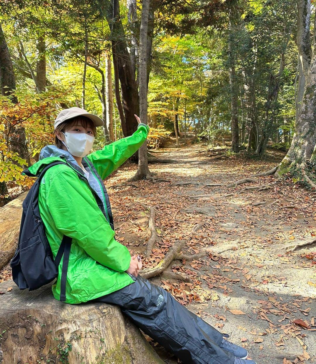 佐藤ちひろさんのインスタグラム写真 - (佐藤ちひろInstagram)「先日、高尾山に行ってきました✌️ 紅葉が綺麗でした🍁  山頂で食べるアイスは別格！ いつか登山用ガスバーナーを買って山ごはんを食べたいです😊  #高尾山　#紅葉　#秋　#山登り #アイス　#山ごはん」11月14日 19時06分 - chihiro.sato_ex