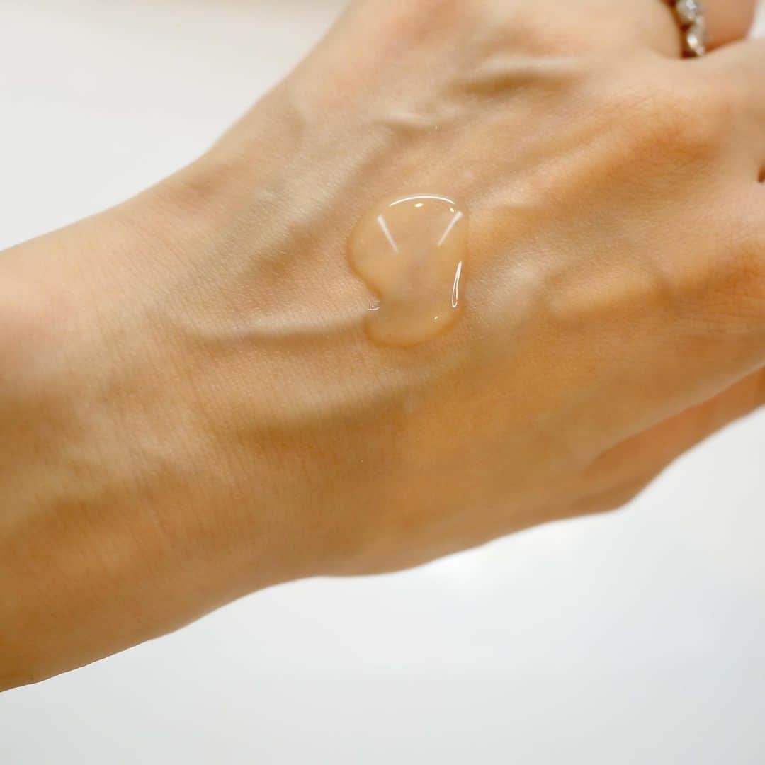 星玲奈さんのインスタグラム写真 - (星玲奈Instagram)「9/21にリニューアルした @elixir_official_shiseido エリクシール エイジングケア*の化粧水・乳液。 少し前から使い始めて約2週間経過🙆🏻‍♀️ さすが「つや玉」といえばのエリクシール！ 肌のハリ・弾力…😳✨ テスクチャーは、化粧水と乳液ともに Ⅰ.Ⅱ.Ⅲとあって 私は真ん中のⅡを使用。 自分の好みのテクスチャーを選んでいいのだそう！ 保湿力としては、全て同じみたいなので 自分の好みや季節で選んでもよさそう！❤️ 化粧水からかなりとろみのあるテクスチャーで、とろーりしているのに ぐんぐん肌に入っていくのが不思議✨ そしてべたつかないのに、しっかりうるおってもっちり感がすごい！  エリクシールの公式サイトに つや玉カウンセリングという肌測定があるのでやってみました✨ 結果としては、自分的にはまずまず！だと思う😁 ハリは満点😳😳😳 シワとほうれい線も満点！！😳 毎日のスキンケアも楽しくなりますね☺️❤️ これから寒くなり乾燥も気になってくるので、ぜひぜひおすすめしたい新エリクシール！ この感動のスキンケアがドラッグストアで購入できるというのも嬉しいですね😁  #タイアップ　 #エリクシール　 #化粧水 #乳液　 #エイジングケア　 #いまコラーゲンを語りたい　 #立て直すハリうるおい  *エイジングケア…年齢に応じたうるおいケア」11月14日 19時23分 - reinahoshi1015