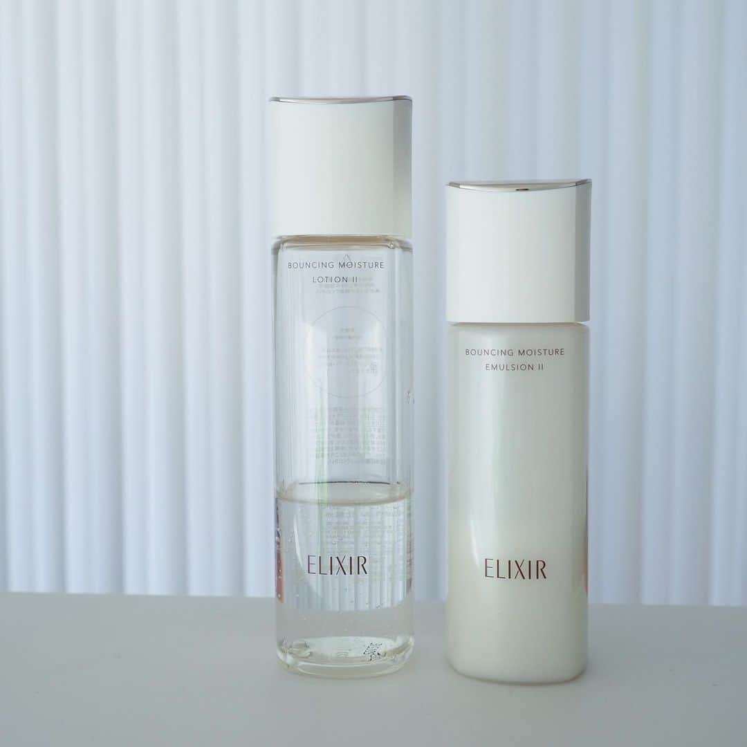 星玲奈さんのインスタグラム写真 - (星玲奈Instagram)「9/21にリニューアルした @elixir_official_shiseido エリクシール エイジングケア*の化粧水・乳液。 少し前から使い始めて約2週間経過🙆🏻‍♀️ さすが「つや玉」といえばのエリクシール！ 肌のハリ・弾力…😳✨ テスクチャーは、化粧水と乳液ともに Ⅰ.Ⅱ.Ⅲとあって 私は真ん中のⅡを使用。 自分の好みのテクスチャーを選んでいいのだそう！ 保湿力としては、全て同じみたいなので 自分の好みや季節で選んでもよさそう！❤️ 化粧水からかなりとろみのあるテクスチャーで、とろーりしているのに ぐんぐん肌に入っていくのが不思議✨ そしてべたつかないのに、しっかりうるおってもっちり感がすごい！  エリクシールの公式サイトに つや玉カウンセリングという肌測定があるのでやってみました✨ 結果としては、自分的にはまずまず！だと思う😁 ハリは満点😳😳😳 シワとほうれい線も満点！！😳 毎日のスキンケアも楽しくなりますね☺️❤️ これから寒くなり乾燥も気になってくるので、ぜひぜひおすすめしたい新エリクシール！ この感動のスキンケアがドラッグストアで購入できるというのも嬉しいですね😁  #タイアップ　 #エリクシール　 #化粧水 #乳液　 #エイジングケア　 #いまコラーゲンを語りたい　 #立て直すハリうるおい  *エイジングケア…年齢に応じたうるおいケア」11月14日 19時23分 - reinahoshi1015