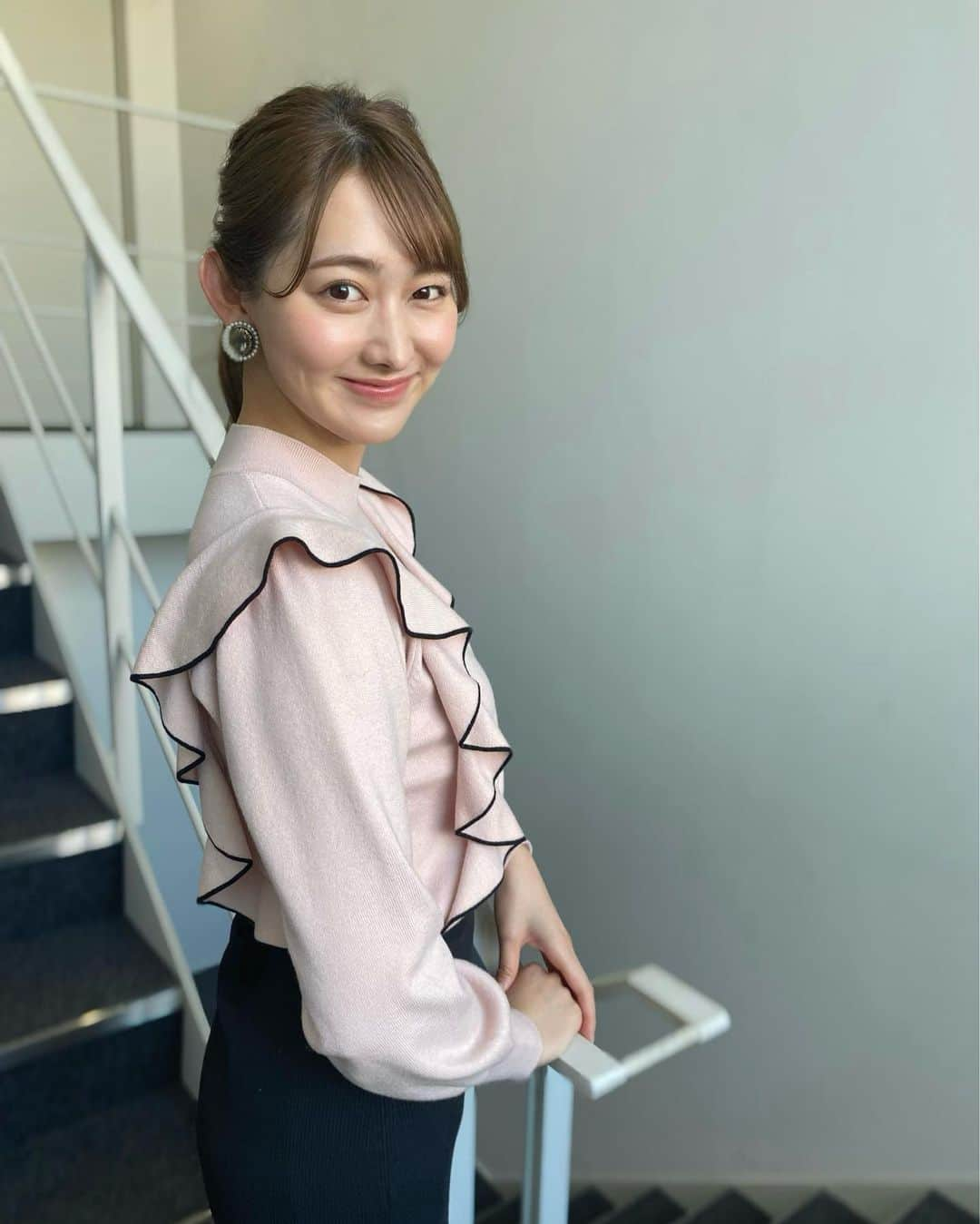 森山みなみさんのインスタグラム写真 - (森山みなみInstagram)「.  今朝も羽鳥慎一モーニングショーをご覧いただき、ありがとうございました。  形の綺麗なマーメイドスカートでした。 髪はすっきりポニーテールに☺︎  今週もよろしくお願いします☀️   #テレビ朝日 #羽鳥慎一モーニングショー #モーニングショー #アナウンサー  #森山みなみ  #衣装」11月14日 19時23分 - minami.moriyama_ex