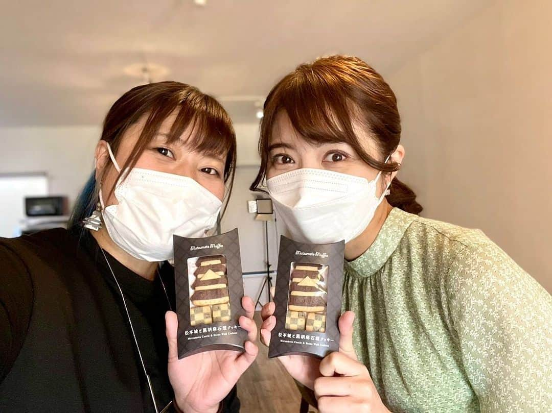 久保井朝美さんのインスタグラム写真 - (久保井朝美Instagram)「🏯🍪 松本城のクッキー‼︎  お城好き仲間の かおりちゃんから お土産で貰いました❤️  尊い🥹 有難い🥹 かわいい🥹 愛くるしい🥹  破風や石落とし 再現されていて感動🫠  賞味期限11月27日まで じっくり鑑賞しよう❤️  #いなもとかおり #久保井朝美 #城びと #城ラボby城びと #城ガール #お城好き女子 #推し活女子 #推し活グッズ #城クッキー #松本城 #11月10日 #松本城の日」11月14日 20時02分 - asami_k920