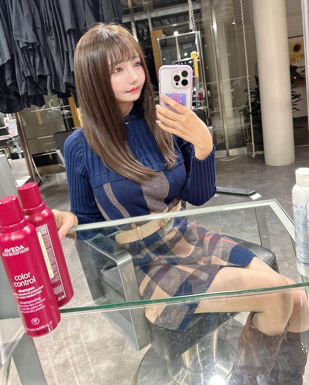 遠藤 玲奈 /endo renaさんのインスタグラム写真 - (遠藤 玲奈 /endo renaInstagram)「秋冬着れるの本当一瞬。。🥲🍁  髪色落ちてきちゃったので、 先日AVEDAでカラーと前髪パーマしてもらった☺︎︎  きしさんいつもありがとうございます✂︎✨ 2枚目は、サラサラ感を伝えたいの図です。笑  雑誌の撮影でお会いしてから、 ずっとお世話になってるスタイリストさん👓 @aveda_yugokishi   #AVEDA#ヘアサロン#ヘアカラー#南青山#表参道#秋カラー#ロングヘア#グレージュ#ワンピース#チェック柄ワンピース #ネイビーコーデ#メタモン#鏡越しショット#サロモ#サロンモデル#ではないもうやっていない🥹」11月14日 21時18分 - r_m.0115