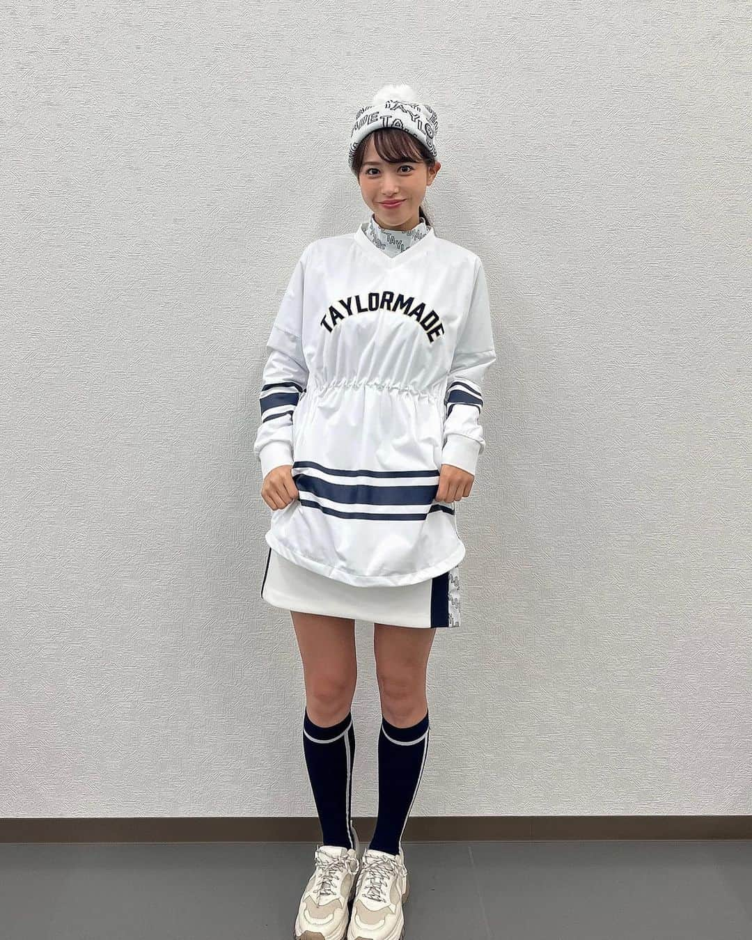 鷲見玲奈さんのインスタグラム写真 - (鷲見玲奈Instagram)「. 最近のゴルフウェアがどんどん可愛くなってて困っちゃう🥺 これはホッケー風！！！  ここ数日くらいでたくさんゴルフコーデ撮ったんですけど、1日1コーデ載せちゃおうかしら？  そのくらいゴルフウェア着てる！笑  ラウンドも行きたいよー！！！！ 誰か誘って下さい🥹  #テーラーメイド #テーラーメイド銀座  #TaylorMade  #ゴルフ女子 #ゴルフレッスン #ゴルフ初心者 #ゴルフウェア #ゴルフコーデ #ゴルフ場 #ゴルフ #ゴルフ女子コーデ  #ゴルフウェアコーデ #ゴルフスイング  #ミニスカートコーデ  #ミニスカコーデ  #冬コーデ  #秋冬コーデ #秋冬コーデ」11月14日 21時35分 - sumi__reina