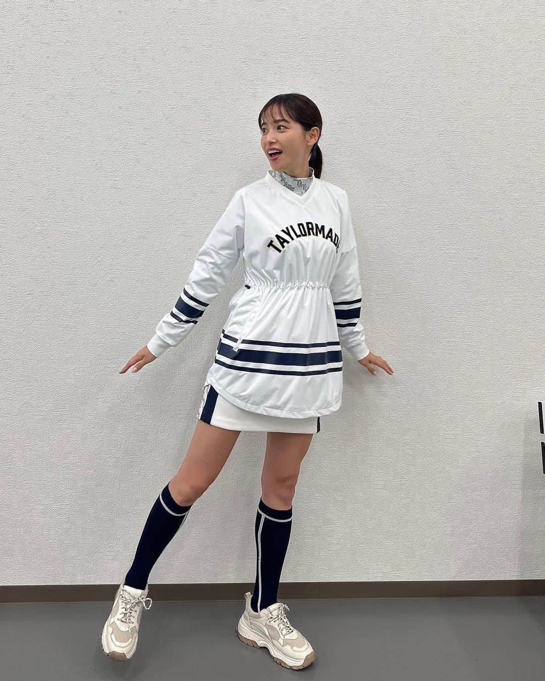 鷲見玲奈さんのインスタグラム写真 - (鷲見玲奈Instagram)「. 最近のゴルフウェアがどんどん可愛くなってて困っちゃう🥺 これはホッケー風！！！  ここ数日くらいでたくさんゴルフコーデ撮ったんですけど、1日1コーデ載せちゃおうかしら？  そのくらいゴルフウェア着てる！笑  ラウンドも行きたいよー！！！！ 誰か誘って下さい🥹  #テーラーメイド #テーラーメイド銀座  #TaylorMade  #ゴルフ女子 #ゴルフレッスン #ゴルフ初心者 #ゴルフウェア #ゴルフコーデ #ゴルフ場 #ゴルフ #ゴルフ女子コーデ  #ゴルフウェアコーデ #ゴルフスイング  #ミニスカートコーデ  #ミニスカコーデ  #冬コーデ  #秋冬コーデ #秋冬コーデ」11月14日 21時35分 - sumi__reina