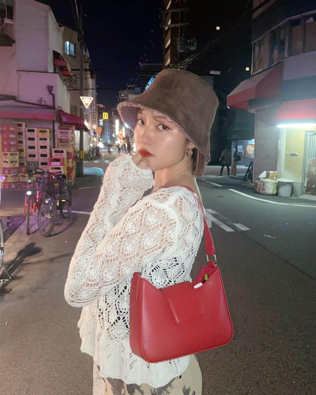 王林さんのインスタグラム写真 - (王林Instagram)「#ourinstyle   なかにペンがはいってるのが見えちゃってるところに私の真面目さを感じてください🫣😂 今日おじいちゃんおばあちゃん会ってきたんだ！ 聞いたことない津軽弁でてきたり、「思う」を「思る」って話すところにあずましさを感じながらこの言葉や伝統が消えないように自分にできることはなにかを考えた1日だったよ☺️ 見えなくなるまでずっと手を振ってばいばいしてくれるおじいちゃんと、さっきまであんなにしゃべってたのにささっと中にはいるおばあちゃん、どっちも愛らしい🥹🫶🏼 久しぶりの青森時間充実充電完了🍏」11月14日 21時39分 - ourin_ringoooo