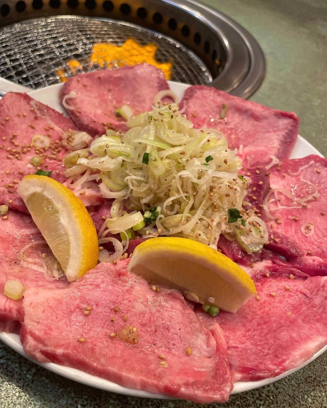 白戸ゆめのさんのインスタグラム写真 - (白戸ゆめのInstagram)「🥩  大学時代の思い出の味シリーズ🙋‍♀️ 川崎にある焼肉屋さん #龍苑 です✨ 大きくて分厚いお肉を 白米と一緒に頬張るのが幸せだったなあ🥰  アメフト応援行った帰りに 4年ぶりくらいに行ったけど なーんにも変わってなくて アットホームで素敵な空間でした🧡 にしても顔、赤い笑  #川崎 #川崎グルメ #焼肉」11月14日 21時40分 - yumeno.s_