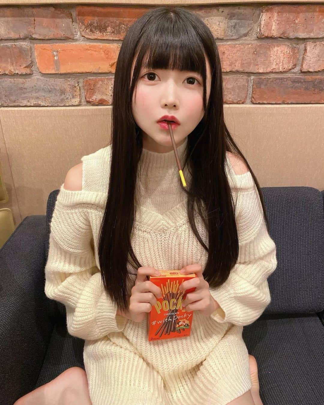 小野寺梓さんのインスタグラム写真 - (小野寺梓Instagram)「一本ほしい？  すみません。ポッキーの日がなんともう3日も前でした。2日に1回の投稿のはずが…>< でもワンマンの準備どんどん進んでます！ 11/18TOKYO DOME CITY HALLよろしくお願いします✨   #ポッキーの日  #Heather  #真っ白なキャンバス #白キャン  #小野寺梓」11月14日 22時34分 - onoderaco