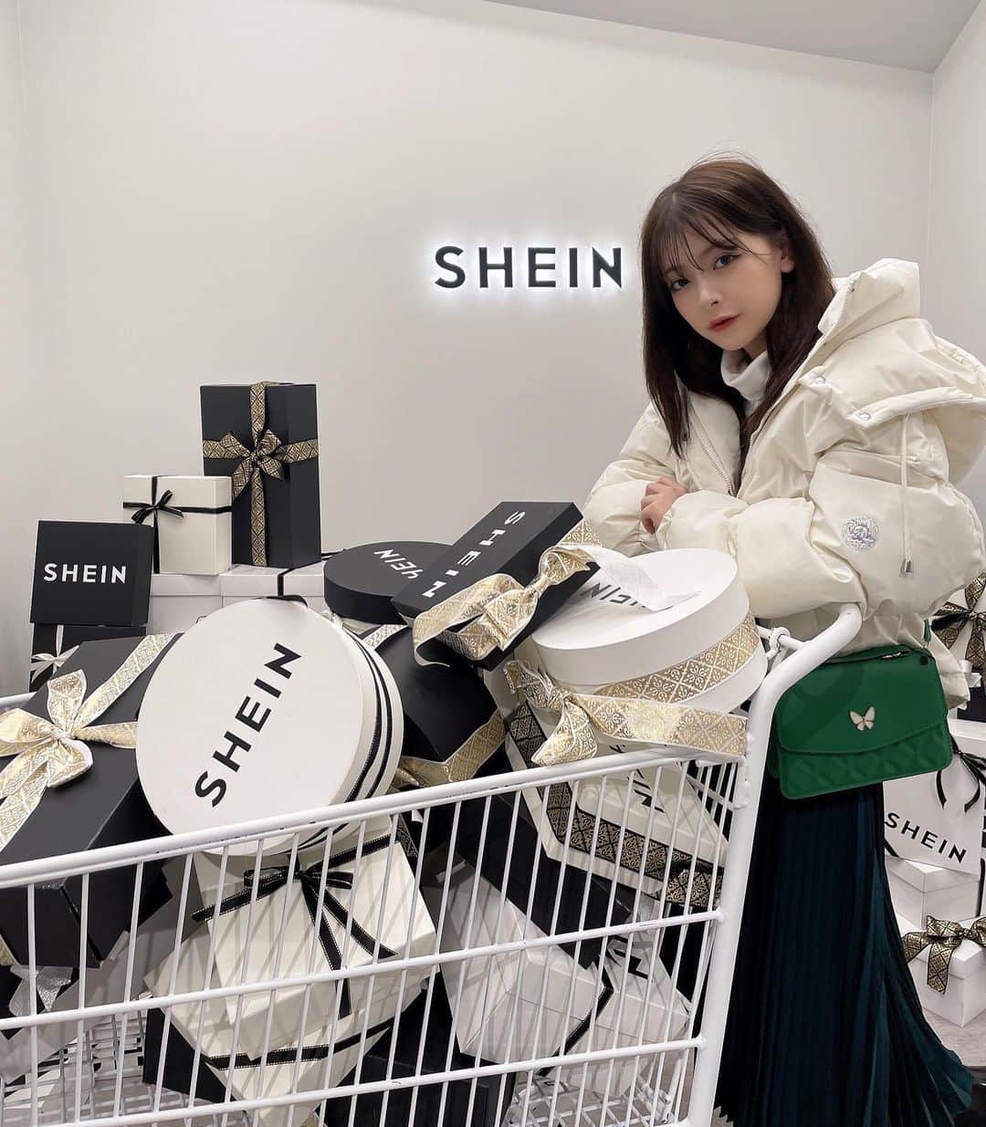 木村葉月さんのインスタグラム写真 - (木村葉月Instagram)「SHEIN TOKYO  . . SHEINの洋服が実際に展示してあって、試着もできて それをサイトから買うことが出来るお店が原宿にオープンしたみたいなので行ってきました！  実際に着れるのでサイズ感とかも知れて買うことが出来るのは めちゃくちゃありがたい 🥹  皆様もぜひ行ってみてね🫶  0〜5999円 15%オフ， 6,000円以上20%オフになる クーポン⤵︎ ︎⤵︎ ︎  【SHEINTOKYOKOL】  1/31まで使えます 🫶是非！  #SHEINTOKYO #beSHEINmodels #SHEINコーデ」11月14日 22時57分 - 82ki_82ki