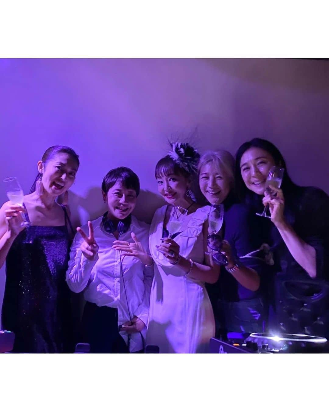 神田うのさんのインスタグラム写真 - (神田うのInstagram)「プチモフレンズ💕とDJ Ogaway事、よしえちゃん💕のDJ振りを応援しに（邪魔しに🤣）行って参りました🤣（笑）  高校生の時からのお友達元プチセブンモデルズ💕とは滝行やSUPしに行ったりと、『大人の遠足』を楽しんでおりますが、今回は大人の遠足『夜の部』です🤣  DJを始めて3年半のよしえちゃん💕のDJ振りはと言いますとなかなかの腕前でしてOgawayの音を聴きたい❣️と駆け付けるファンもちらほら❤️嬉しかったです😊  同じ歳（お誕生日月も同じ❣️）のOgawayよしえちゃん💕の今後の益々のご活躍を期待していま〜す🤣  @dj_ogaway  @otama33  @kayo_unicorno  @saori_suwa_oishiiomiso   #ogaway#djogaway#大人の遠足夜の部#大人の遠足#夜の部#久々にのクラブ#久々の#クラブ#プチモフレンズ#プチセブンモデルズ#神田うの#unokanda」11月14日 23時48分 - unokandaofficial