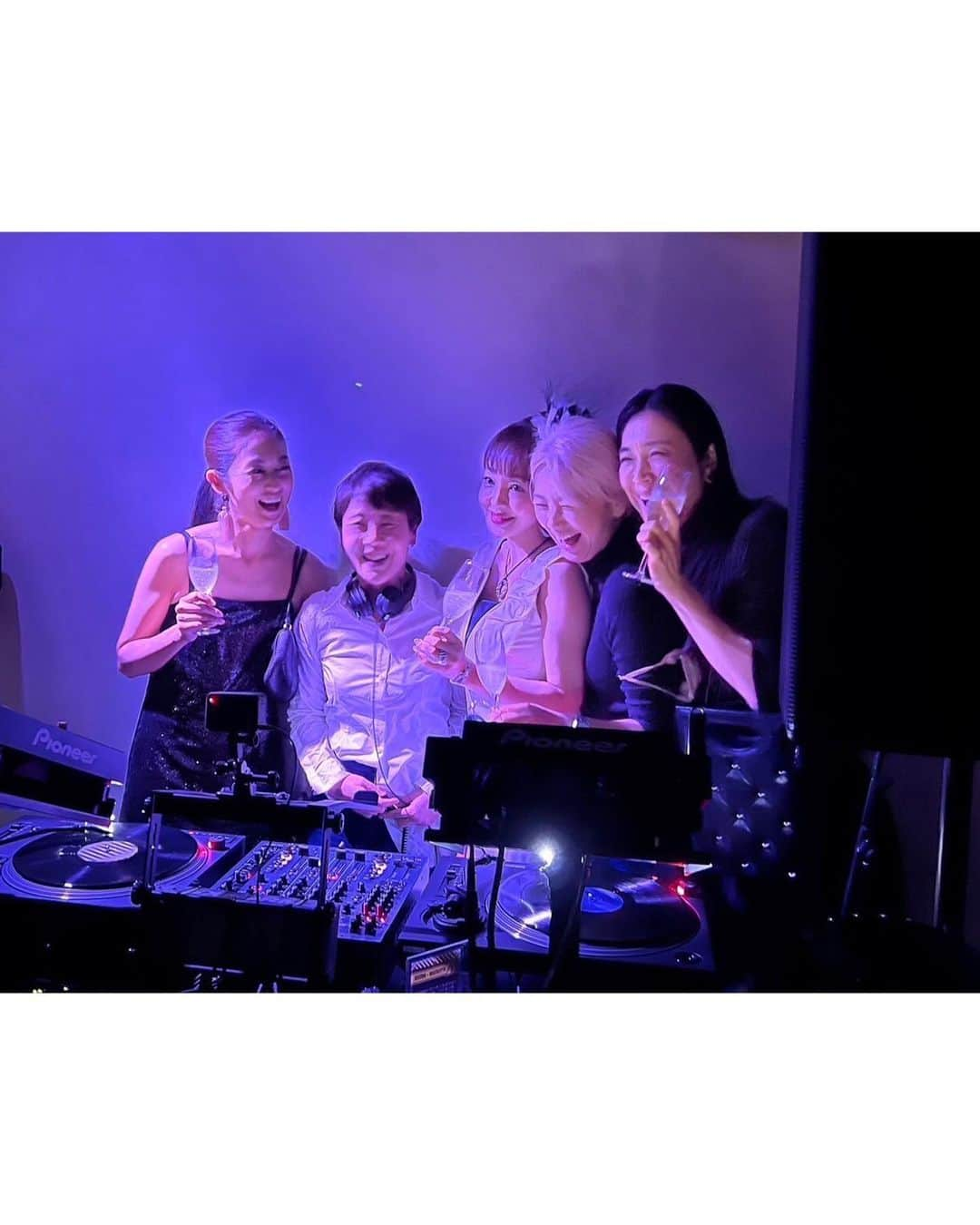 神田うのさんのインスタグラム写真 - (神田うのInstagram)「プチモフレンズ💕とDJ Ogaway事、よしえちゃん💕のDJ振りを応援しに（邪魔しに🤣）行って参りました🤣（笑）  高校生の時からのお友達元プチセブンモデルズ💕とは滝行やSUPしに行ったりと、『大人の遠足』を楽しんでおりますが、今回は大人の遠足『夜の部』です🤣  DJを始めて3年半のよしえちゃん💕のDJ振りはと言いますとなかなかの腕前でしてOgawayの音を聴きたい❣️と駆け付けるファンもちらほら❤️嬉しかったです😊  同じ歳（お誕生日月も同じ❣️）のOgawayよしえちゃん💕の今後の益々のご活躍を期待していま〜す🤣  @dj_ogaway  @otama33  @kayo_unicorno  @saori_suwa_oishiiomiso   #ogaway#djogaway#大人の遠足夜の部#大人の遠足#夜の部#久々にのクラブ#久々の#クラブ#プチモフレンズ#プチセブンモデルズ#神田うの#unokanda」11月14日 23時48分 - unokandaofficial