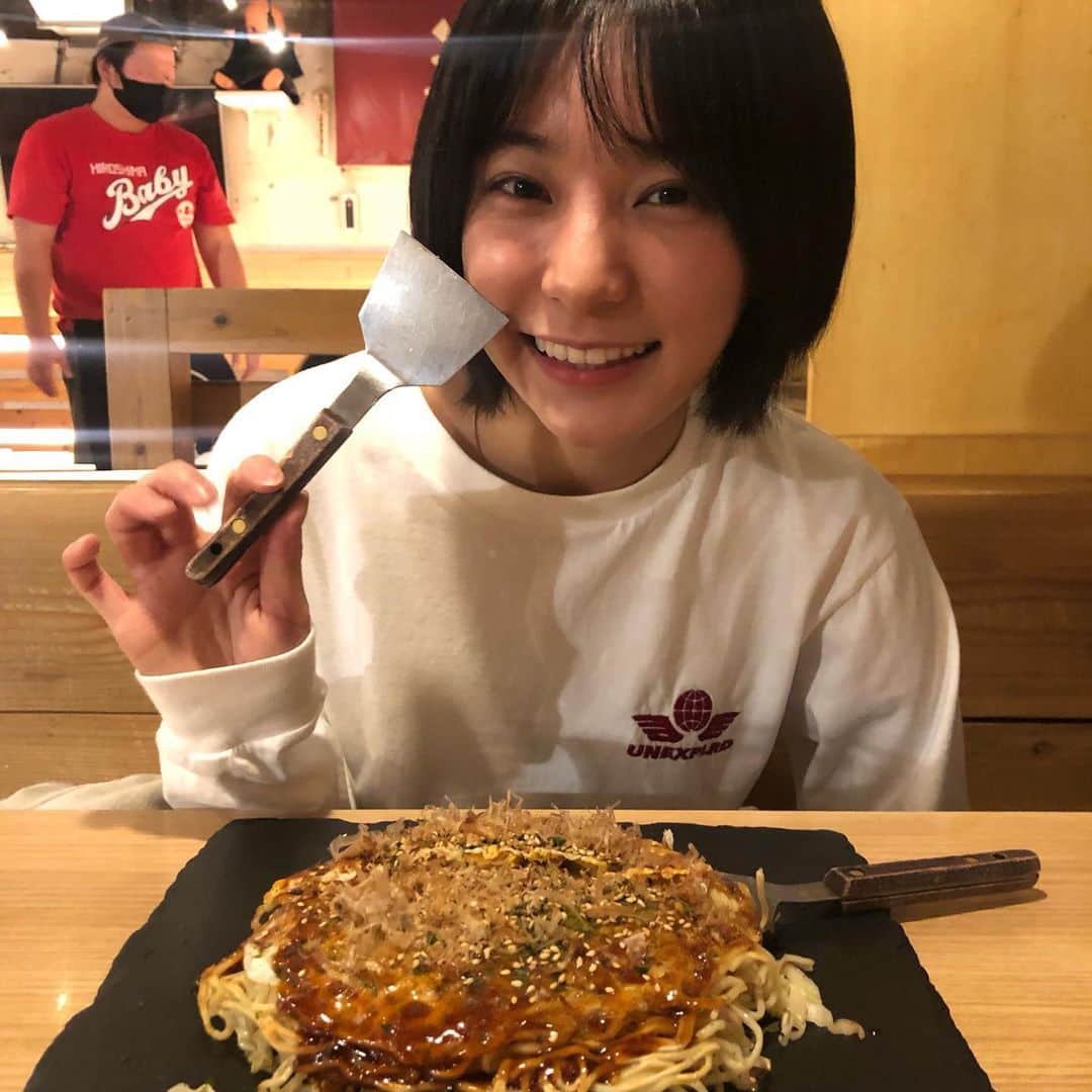 新田桃子さんのインスタグラム写真 - (新田桃子Instagram)「カープファンがデザインしたブランドのお洋服着たカープファンが大好きなお店のおっこん食べてたら いつも優しい島根のニキが写り込んでしまったの図。❤️  東京ではここのおっこんが 1番すきぢゃあ🥰❤️‍🔥  #鉄板ベイビー  #ひろしまにあ #カープ女子」11月15日 10時45分 - momottiiii