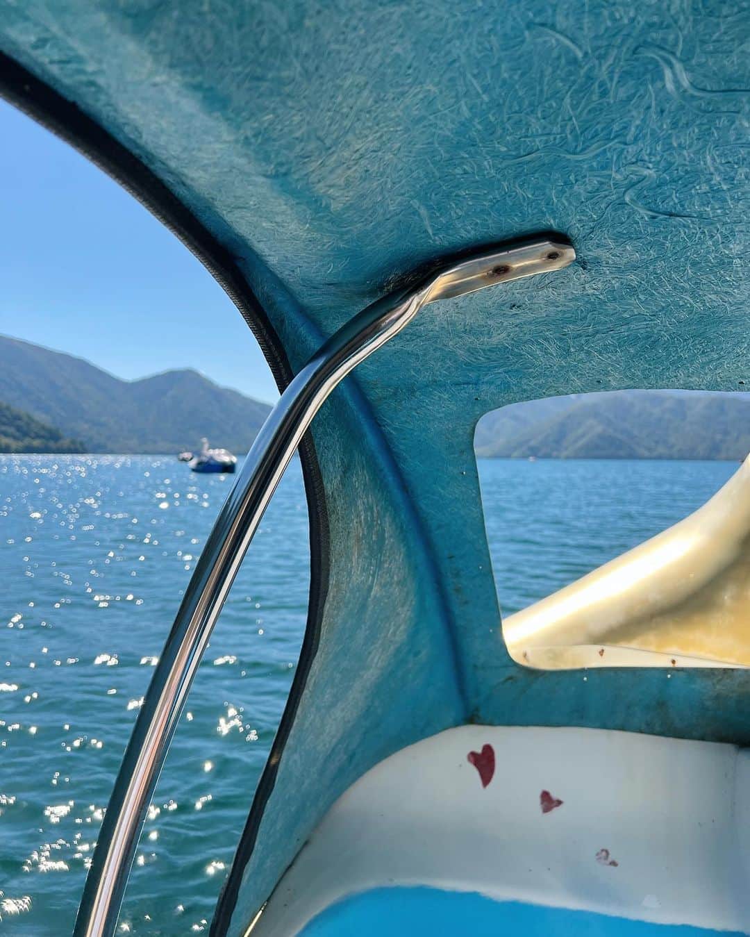 田中里奈さんのインスタグラム写真 - (田中里奈Instagram)「いつかのスワンボート🦢  初めて行った日光の中禅寺湖。 スイスで湖の良さを存分に味わってから、湖に行くとボートに乗りたくなる体質に🙋🏻‍♀️  まだまだ日本にも行ったことない場所がたくさんあるな〜  好きなこと、好きなひと、好きな場所… 好きなものが増えると人生に彩りが増すから、旅先では好奇心いっぱいに、心を開いて過ごすようにしてるよ🌷 最近は静かな場所が好き。  #たなか旅メモ ←今までの旅行はこちらに #中禅寺湖 #日光 #スワンボート」11月15日 12時33分 - tanakaofficial