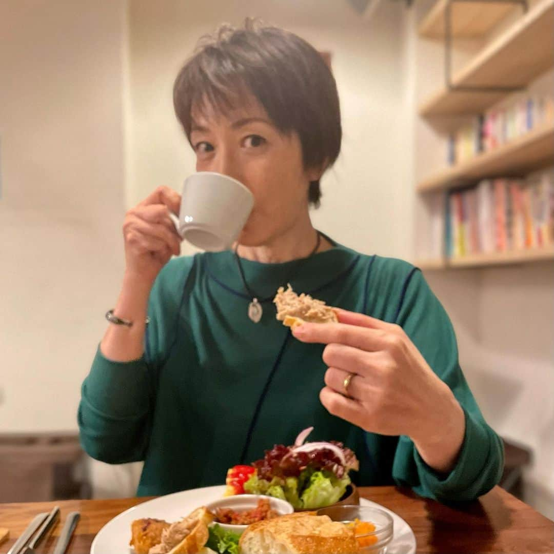 若村麻由美さんのインスタグラム写真 - (若村麻由美Instagram)「❣️撮影中には珍しいランチタイム🥖  先週4話のおやつは「骨せんべい」骨のお話だったから😱衝撃で撮り忘れた🤣今晩21時もご覧ください👀✨  📺『科捜研の女2022』テレビ朝日系 毎週火曜よる9時放送　解剖医 風丘早月役 2022年11月15日(火)21:00〜第5話 監督:兼﨑涼介 ／ 脚本:櫻井武晴  テレビ朝日公式 https://www.tv-asahi.co.jp/kasouken2022/ 東映公式（あらすじ･みどころ・こぼれ話をプロデューサーが音声配信中👂） http://www.toei.co.jp/tv/kasouken22/story/1230506_3317.html  #若村麻由美 #mayumiwakamura  #テレビ朝日 #東映 #科捜研の女 #科捜研の女2022 #5話 #兼﨑涼介 #櫻井武晴 #解剖医 #風丘早月 #まいど #おやつ #ランチ」11月15日 13時58分 - mayumiwakamura_official