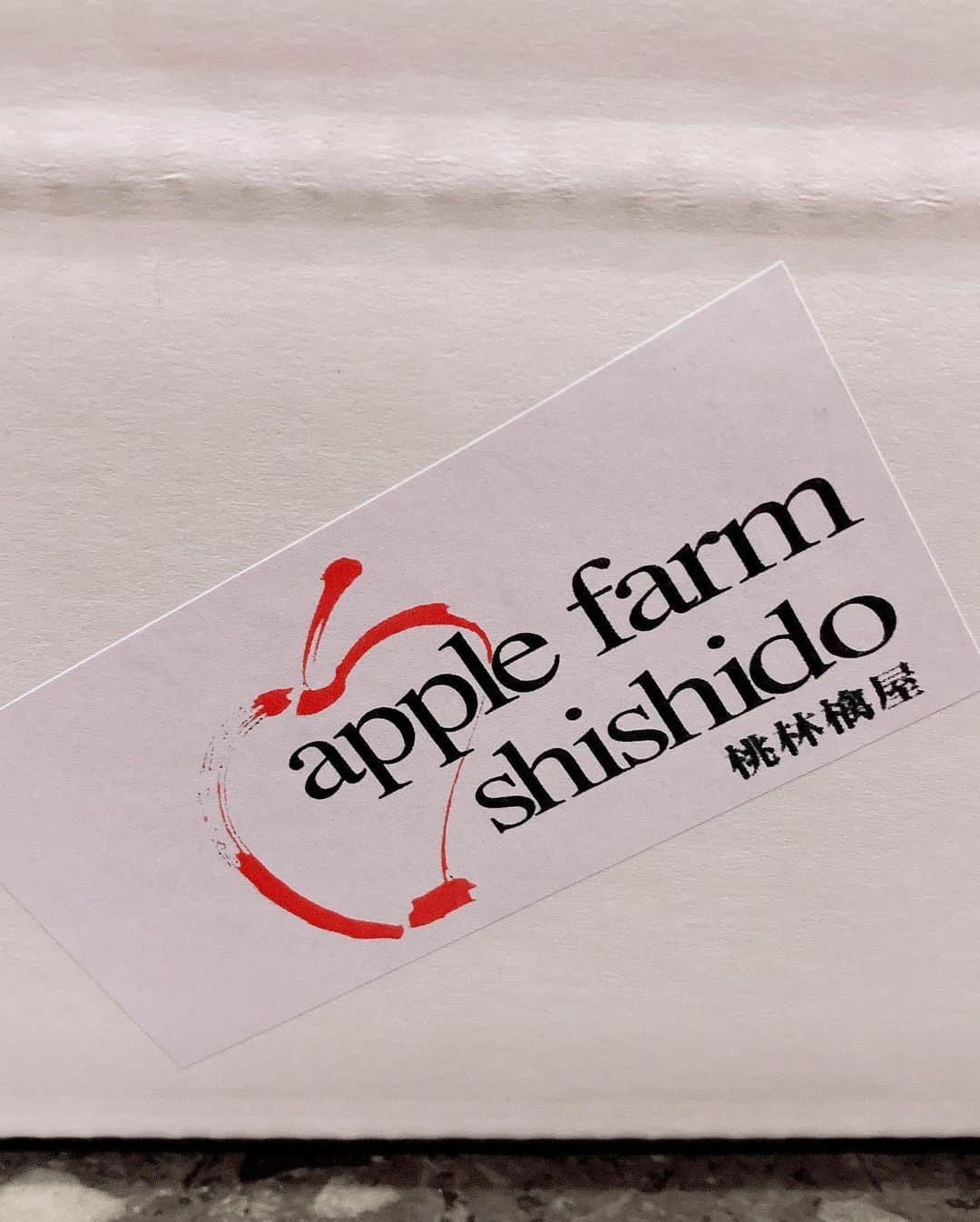 石川彩夏さんのインスタグラム写真 - (石川彩夏Instagram)「今年も #アップルファーム宍戸 さんの リンゴが自宅に来ました😭💓 ありがとうございます🙌💕  アップルファーム宍戸さんのリンゴは 蜜が凄いんです🍯（２枚目）  こんなに蜜がたっぷりなので 宅配の方に「すごいいい香りしますね！？」と言われるほど いい香りもします🥰💕  ここのリンゴを食べてしまうと 東京で売ってるリンゴが食べられなくなってしまうので。笑 アップルファーム宍戸さんのリンゴは リンゴだけどリンゴじゃないフルーツと 思うようにしてます。笑  今週はお仕事がバタバタウィークなので☺️✨ フルーツからたっぷり栄養もらって 頑張ります☺️💕  金曜日は#ウマきゅん なので 金曜日は一緒に大井競馬楽しみましょう💓 宜しくお願いします🥰  #りんご #林檎 #福島グルメ #福島野菜 #福島フルーツ」11月15日 16時06分 - ayaka0711zi