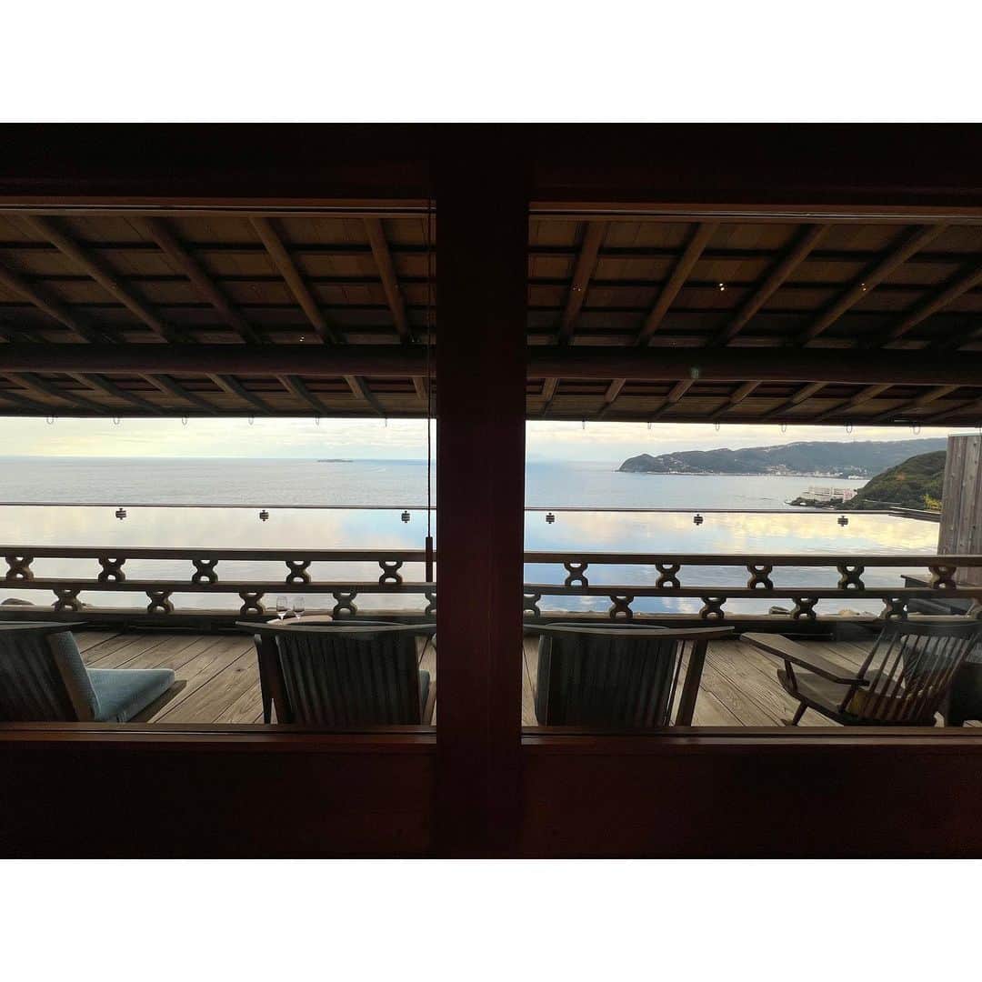 石井美保さんのインスタグラム写真 - (石井美保Instagram)「旅先でもTOKIOのシャンプーとトリートメント。 海が見える温泉でボーっとしてきました。」11月15日 17時36分 - miho_ishii