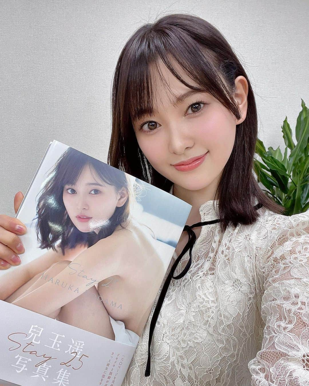 兒玉遥さんのインスタグラム写真 - (兒玉遥Instagram)「こんばんは〜 今日は初めて製本された写真集の現物をゲットしました✨  まず初めに写真集の重さにびっくり！  160ページは写真集では、なかなか存在しない大ボリュームですので楽しみに待っていてください。  また、これまで色々なメディアで写真を掲載させていただいていますが、今回紙にもこだわり1番迫力が伝わる形で印刷させていただきました。  デジタルで見るよりも確実に伝わるかと思いますので是非とも本を手に取って体感してもらいたいです。  発売日まであと10日。 ドキドキワクワク待っていてくださいね〜^_^  事前予約受付中！」11月15日 17時37分 - haruka_kodama919