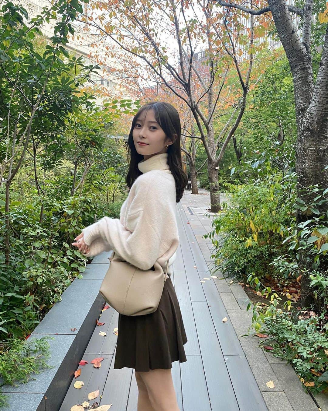 松川星さんのインスタグラム写真 - (松川星Instagram)「⁡ 少しずつ葉が赤く染まってきて 秋らしくなって来てるね🍁🍂」11月15日 19時25分 - akarin__rin