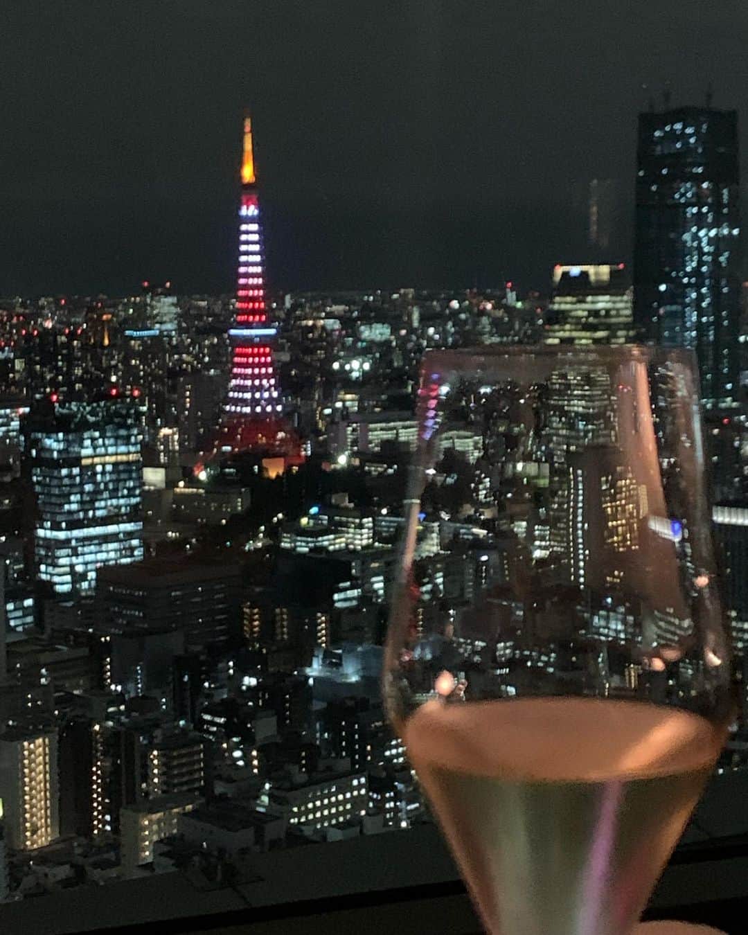 田中悦子さんのインスタグラム写真 - (田中悦子Instagram)「東京の夜景を一望しながら フレンチベースのモダンシーフードを楽しめる @fishbanktokyo_edge   http://www.fish-bank-tokyo.jp/  Fish Bank TOKYOで ディナー🍽してきました❣️  まずは 乾杯ドリンク🥂の ローランペリエ  Amuse 生うにのフラン　キャビア リースと共に  Appetizer 薫香香る帆立のマリネ オマール海老のサラダ仕立て イクラとサーモンのコンフィ  Fish 羽太のポワレ　西洋山葵のエスプーマにマルサラ酒のエッセンス  Mein 牛フィレとフォアグラのロッシーニ黒トリュフとともに  Dessert ムースフロマージュ ソルベフレーズ  小菓子 パン・コーヒー  四季折々の食材をふんだんに使用し、盛り付けも美しく 本当にお料理はすべて絶品😍  パンもバターも美味しくて おかわりしてしまいました🥰  東京タワー側で キラキラ輝く夜景を見ながらのディナーは なんて最高なんでしょうか😍🍽✨✨  Fish Bank Tokyo ChristmasFair2022 【東京タワー側窓際指定席・乾杯酒付き】 クリスマスディナーコース １２月２４日・２５日 生うにやオマール海老、トリュフ、牛フィレ肉とフォアグラのロッシーニなど極上の品々を詰め込んだ5皿のコース ¥33000（税サ込） 予約開始していますので お早めに😘😘✨  #クリスマスディナー #記念日デート #夜景デート #夜景 #デート #汐留シティセンター41階  #フレンチ #シーフード」11月15日 19時48分 - etsuko.reborn25