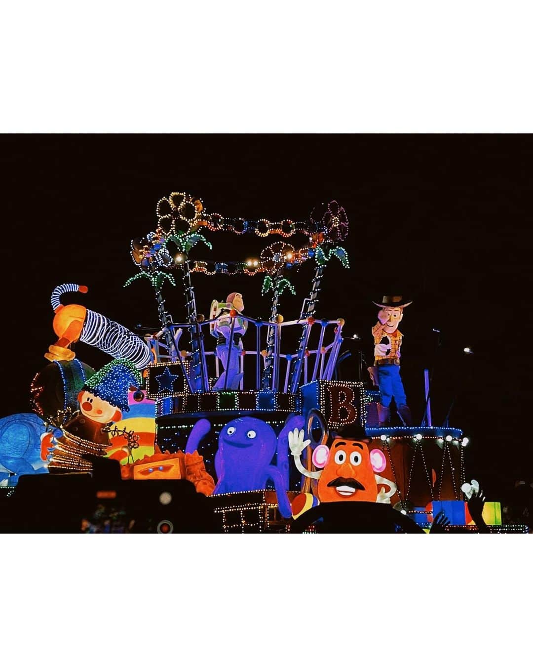 佐々木希さんのインスタグラム写真 - (佐々木希Instagram)「#Disneyland 🎄 我が家ベイマックス2体目。 今回はこちらのカラーをチョイスしておりました！ 次はいつ行けるかな✨」11月15日 19時53分 - nozomisasaki_official