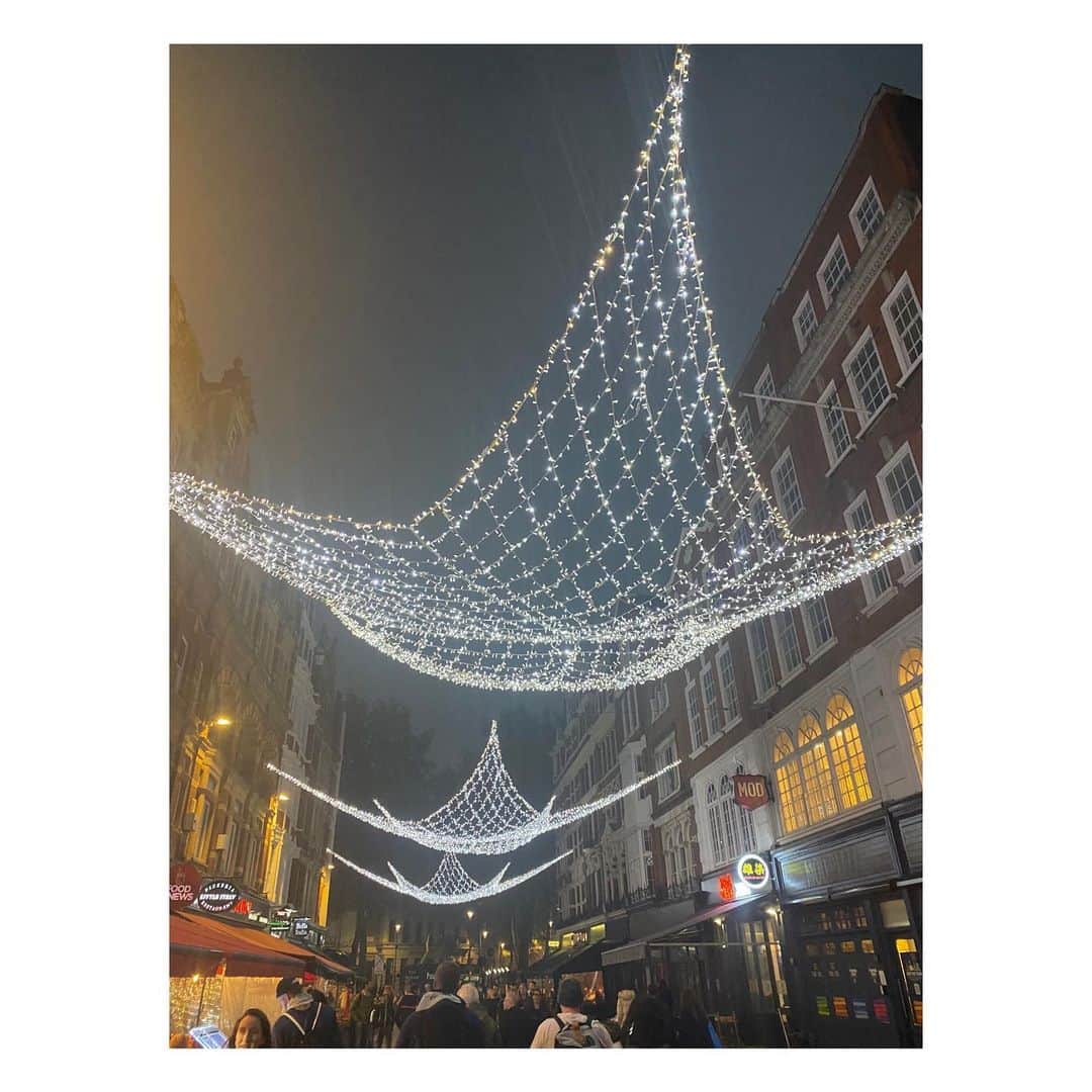 秋元玲奈さんのインスタグラム写真 - (秋元玲奈Instagram)「ツリー飾った勢いで、 クリスマスマーケット散策に出かけました🎄 街にはイルミネーションも✨ まだ11月だけど、完全にクリスマス浮かれモードです。  #london #londonlife  #chrismasmarket  #mumofthreeboys」11月15日 19時54分 - rena_akimoto