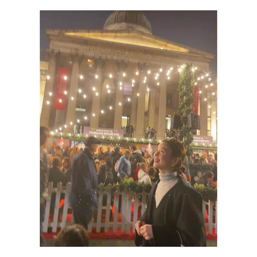 秋元玲奈さんのインスタグラム写真 - (秋元玲奈Instagram)「ツリー飾った勢いで、 クリスマスマーケット散策に出かけました🎄 街にはイルミネーションも✨ まだ11月だけど、完全にクリスマス浮かれモードです。  #london #londonlife  #chrismasmarket  #mumofthreeboys」11月15日 19時54分 - rena_akimoto