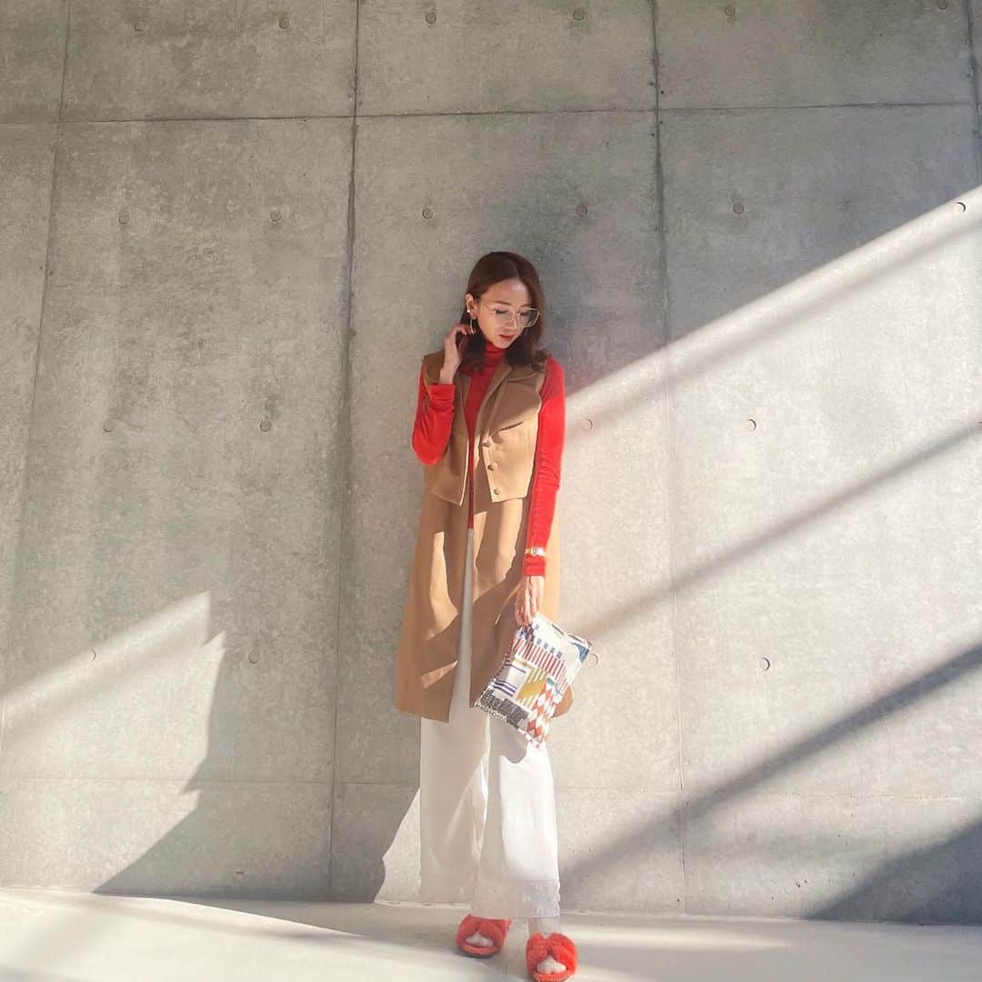 堀江直美さんのインスタグラム写真 - (堀江直美Instagram)「相変わらず人気者の4wayベスト🧡  使い勝手の良さはもちろん上質な素材感もご好評を頂きお色違いで追加購入される方も多いアイテムです🫶🏻  今の時期はニットに合わせたりコートにレイヤードするのがオススメ！  新作アウターにもお問い合わせ沢山ありがとうございます✨着用画像もご紹介していきますね〜🤲🏻  #HIAND#hermes#エルメス#きれいめコーデ#ママコーデ#小学生ママ#ボブ#ボブアレンジ#ボブヘア#birkingold#birkin25#ハイアンド#에르메스#코디네이터#uniqlo#ユニクロコーデ #きれいめカジュアル#大人カジュアル#hnhiand」11月15日 21時00分 - naomiiiiiiiiiiii